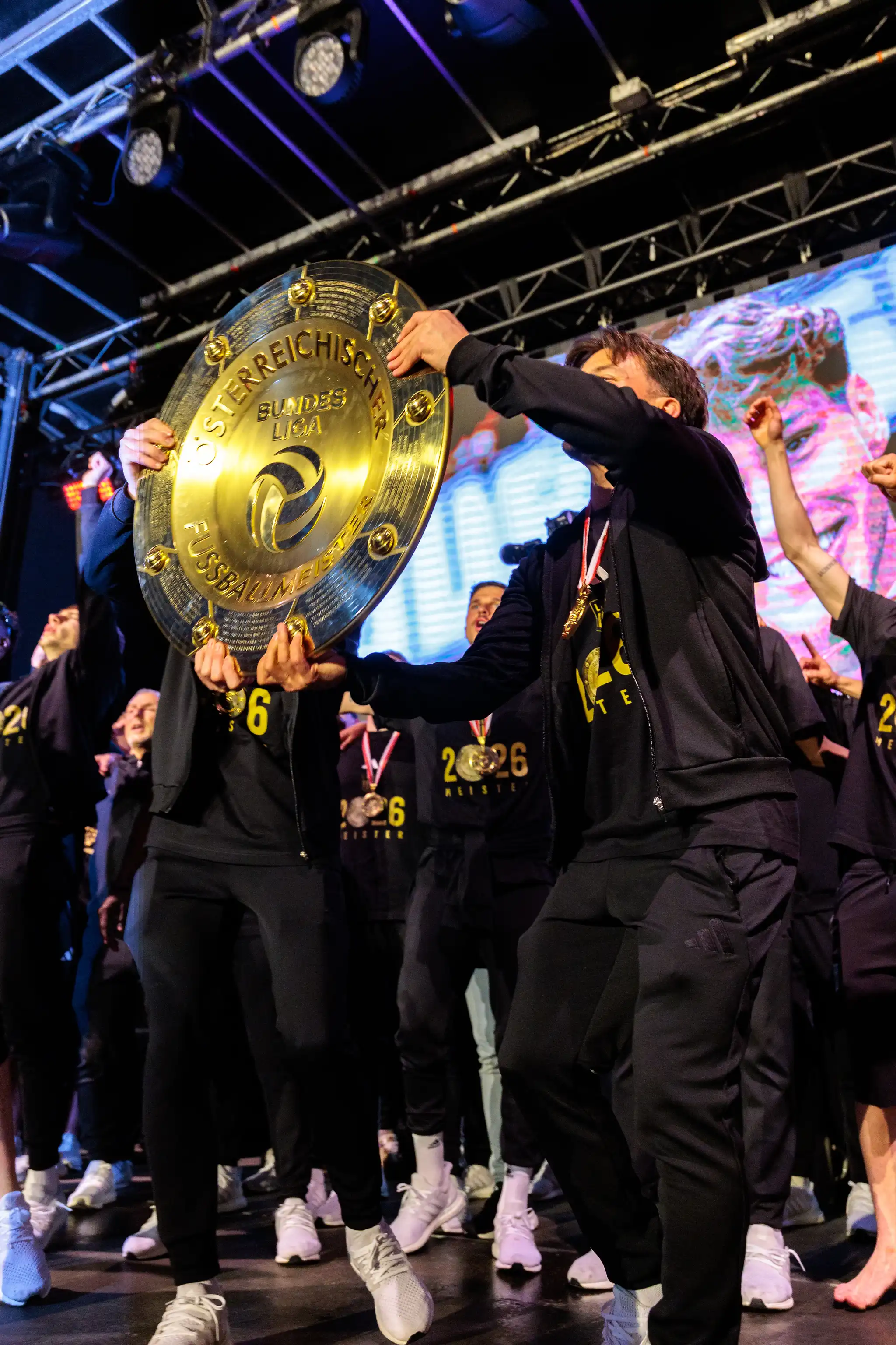 Der goldene Meisterteller des LASK erstrahlt im Scheinwerferlicht der Bühne während der feierlichen Siegerehrung in Linz