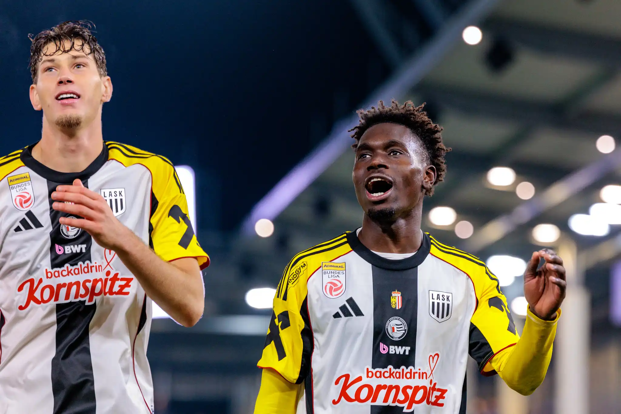 Der LASK-Spieler Modou Keba Cisse feiert mit seinen Teamkollegen laut jubelnd den Derby-Sieg