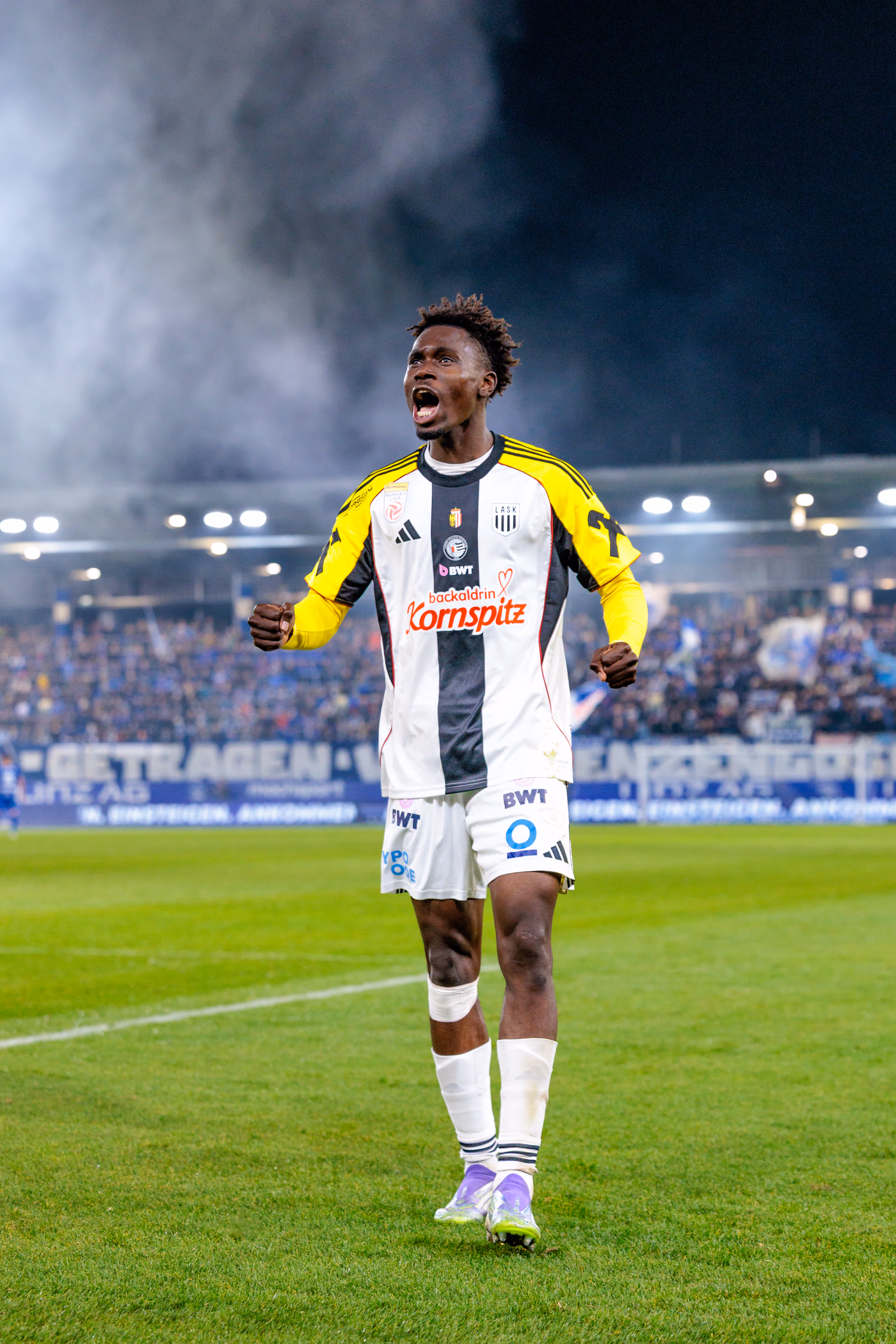 Der LASK-Spieler Modou Cisse jubelt im Linzer Derby gegen Blau-Weiß Linz emotional mit geballten Fäusten und einem lauten Schrei