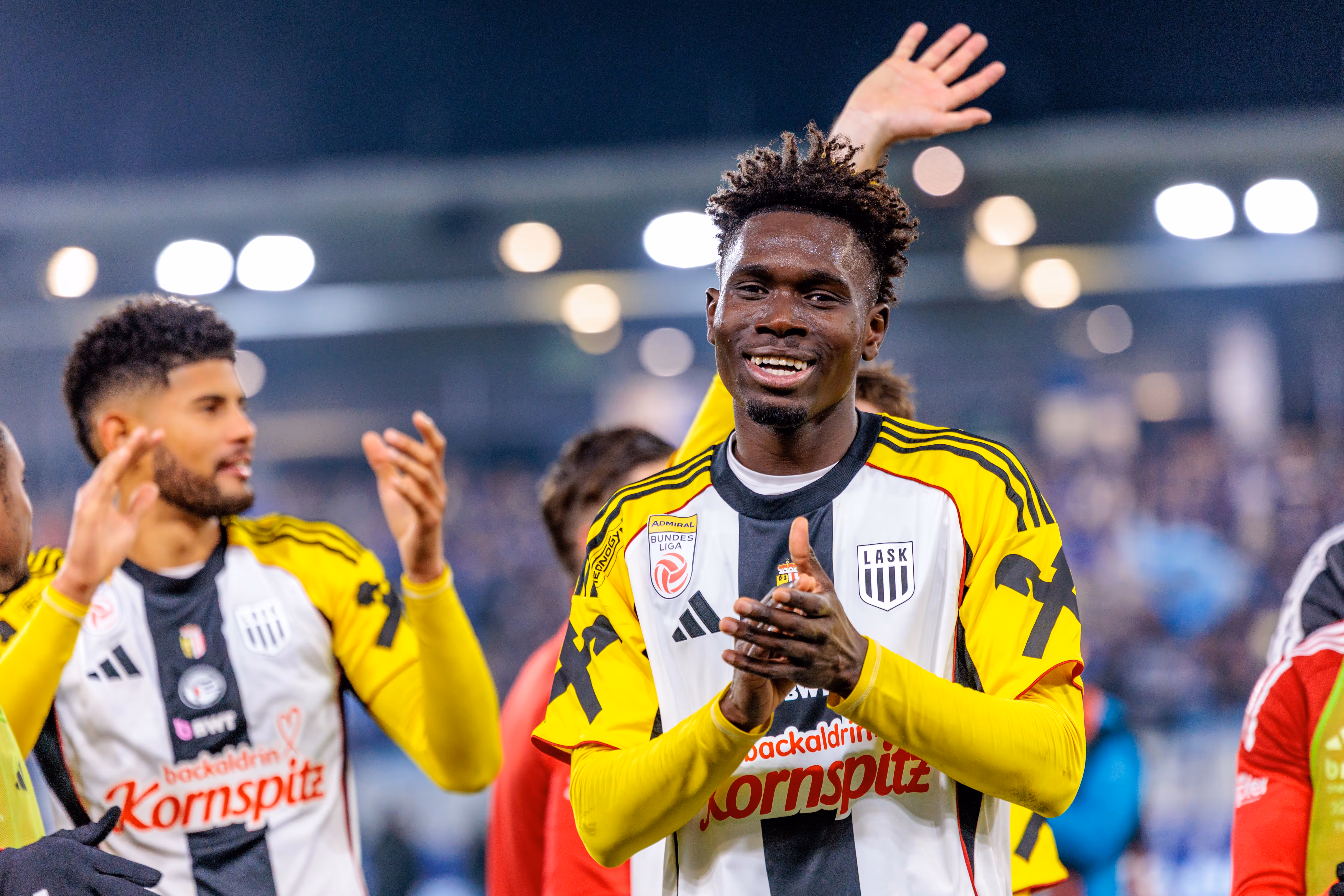 Der LASK-Spieler Modou Cisse klatscht nach dem Sieg im Linzer Derby gegen Blau-Weiß Linz und strahlt dabei glücklich in die Kamera