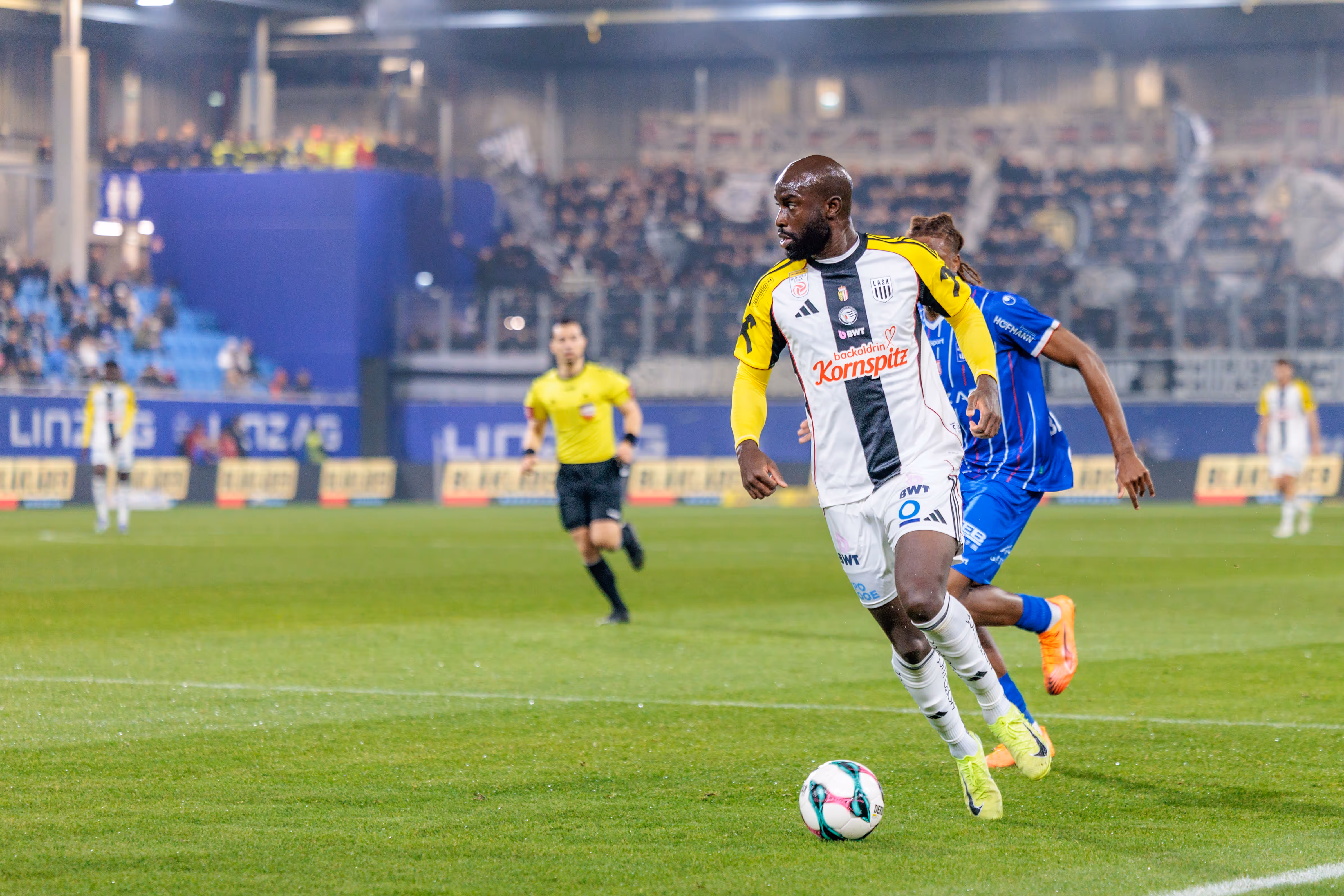 LASK-Spieler Moses Adeniran treibt den Ball während des Linzer Derbys in einem schnellen Dribbling nach vorne