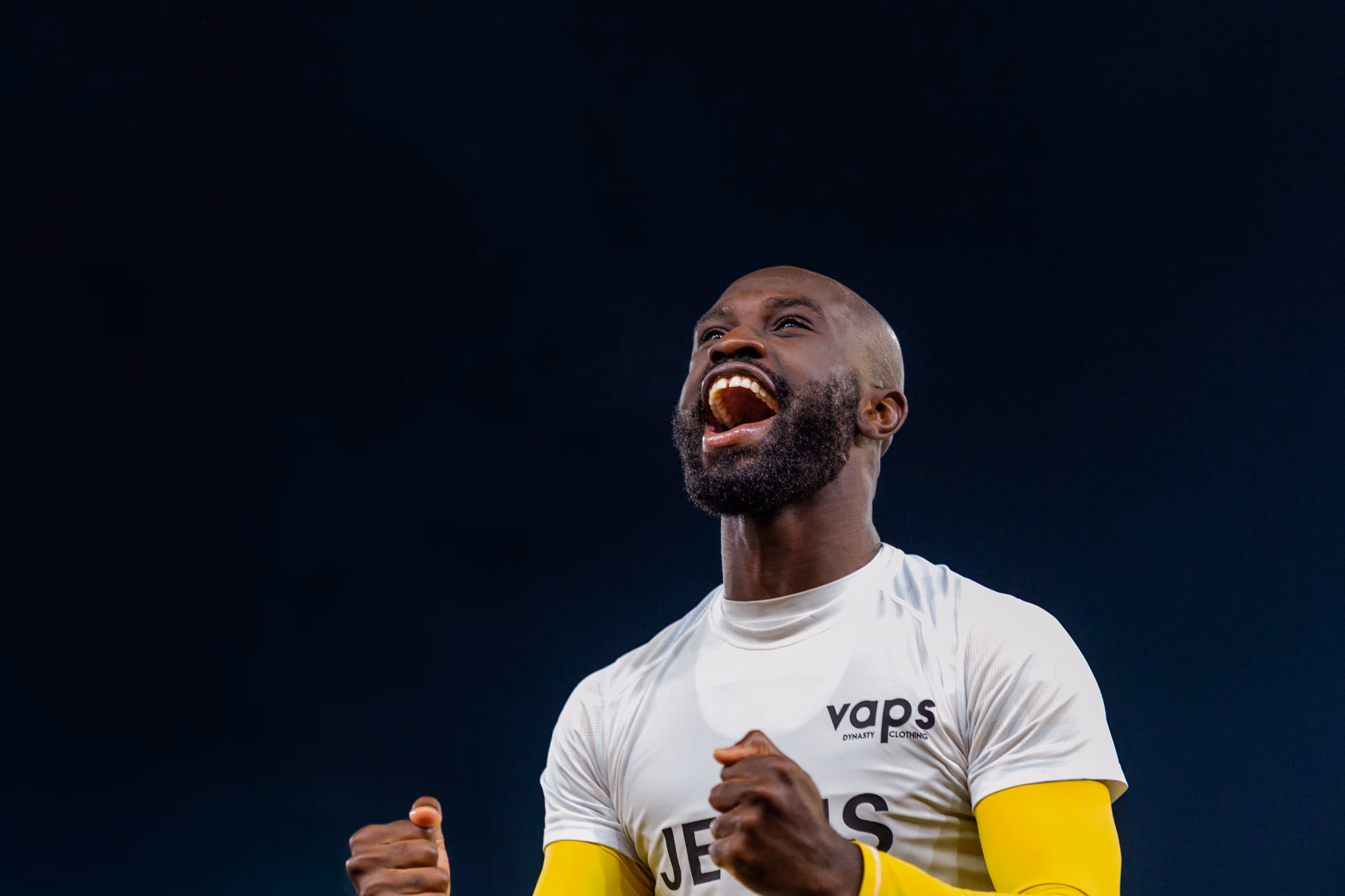 Nahaufnahme des LASK-Stürmers Moses Adeniran, der nach seinem Tor im Linzer Derby mit geballten Fäusten und offenem Mund voller Leidenschaft jubelt