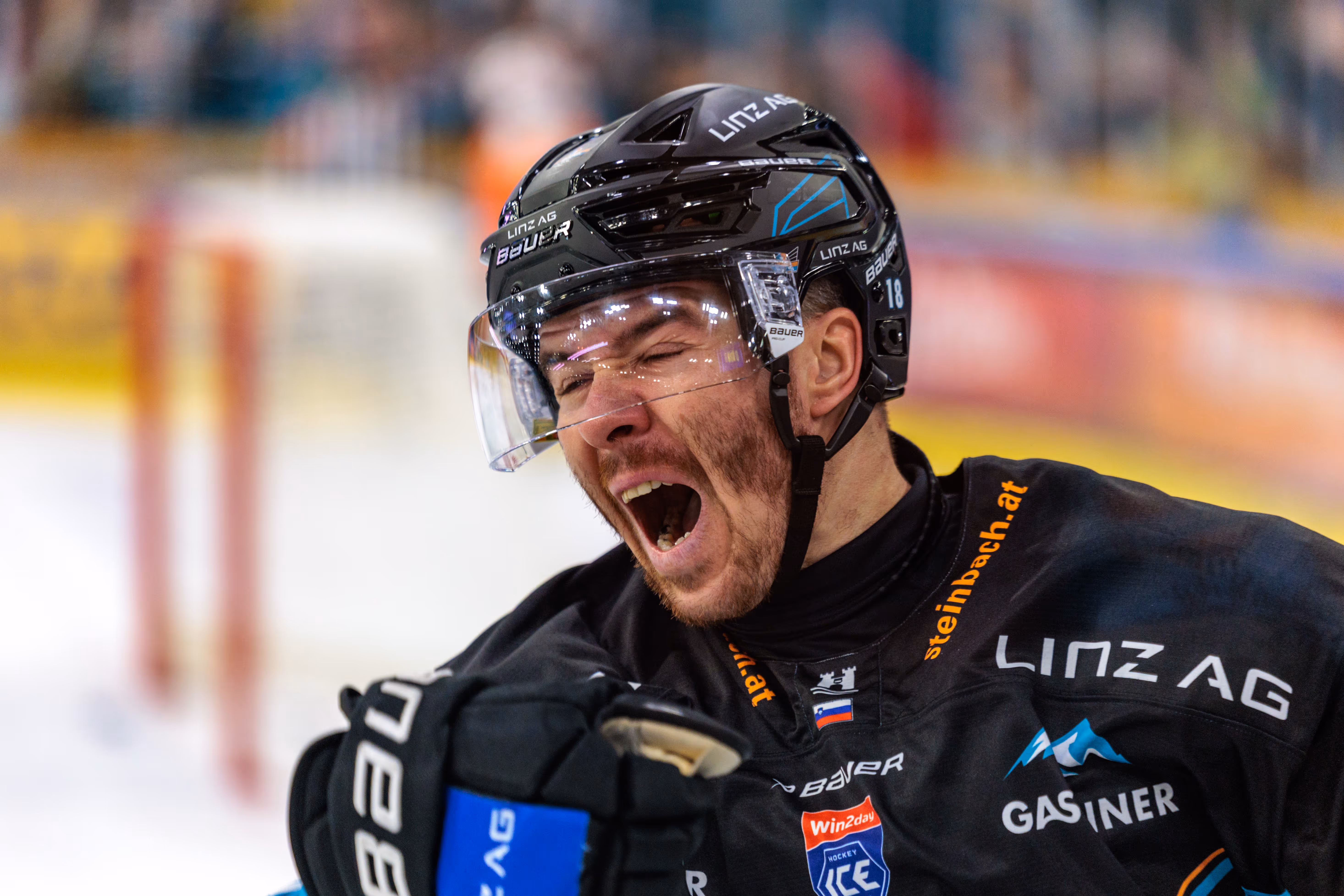 Emotionale Nahaufnahme des Eishockeyspielers Ken Ograjensek von den Black Wings Linz, der seinen Torerfolg mit einem lauten Schrei feiert