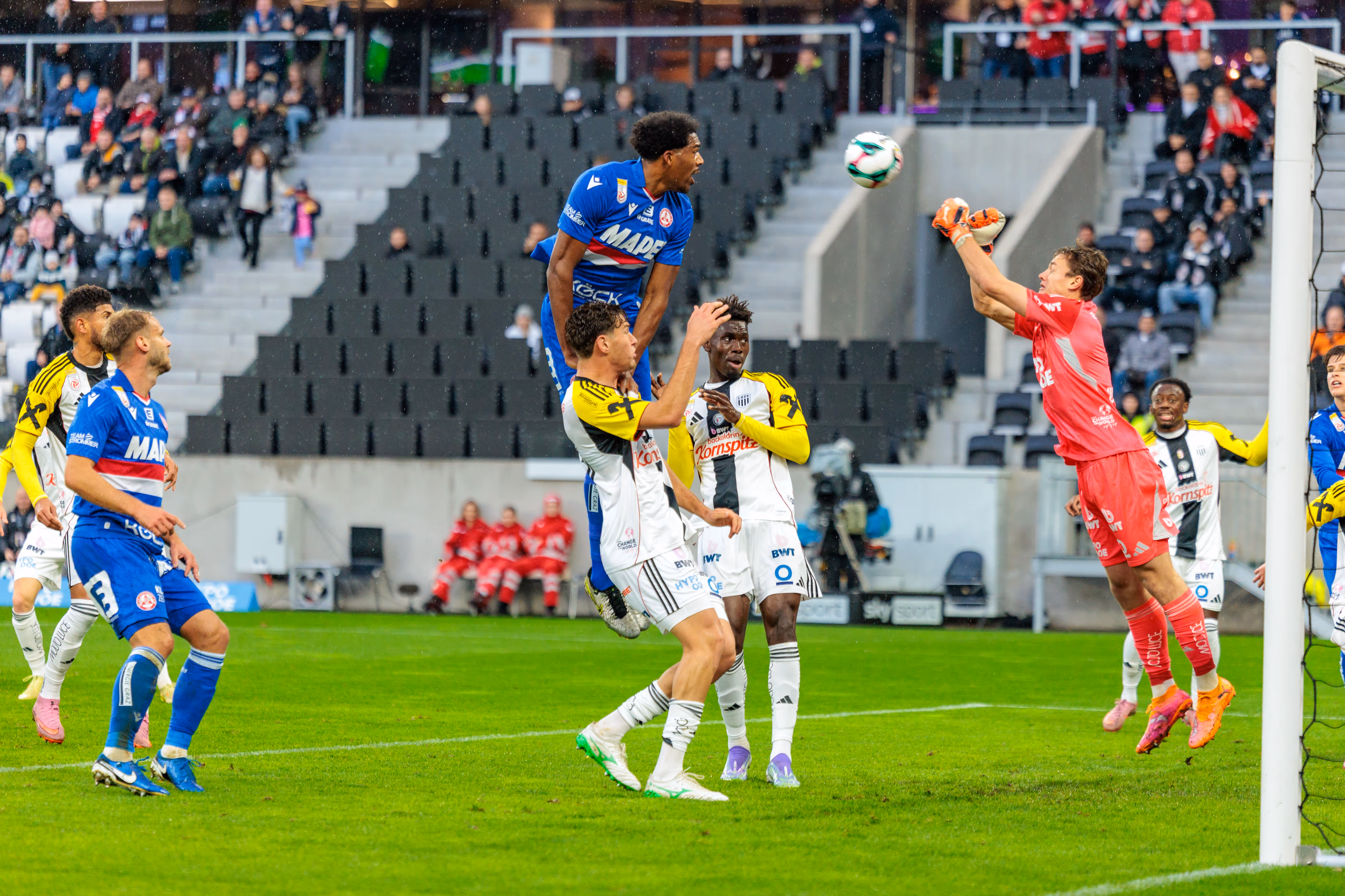 LASK-Torhüter Lukas Jungwirth entschärft mit einer Flugparade einen gefährlichen Kopfball eines GAK-Spielers im Strafraum