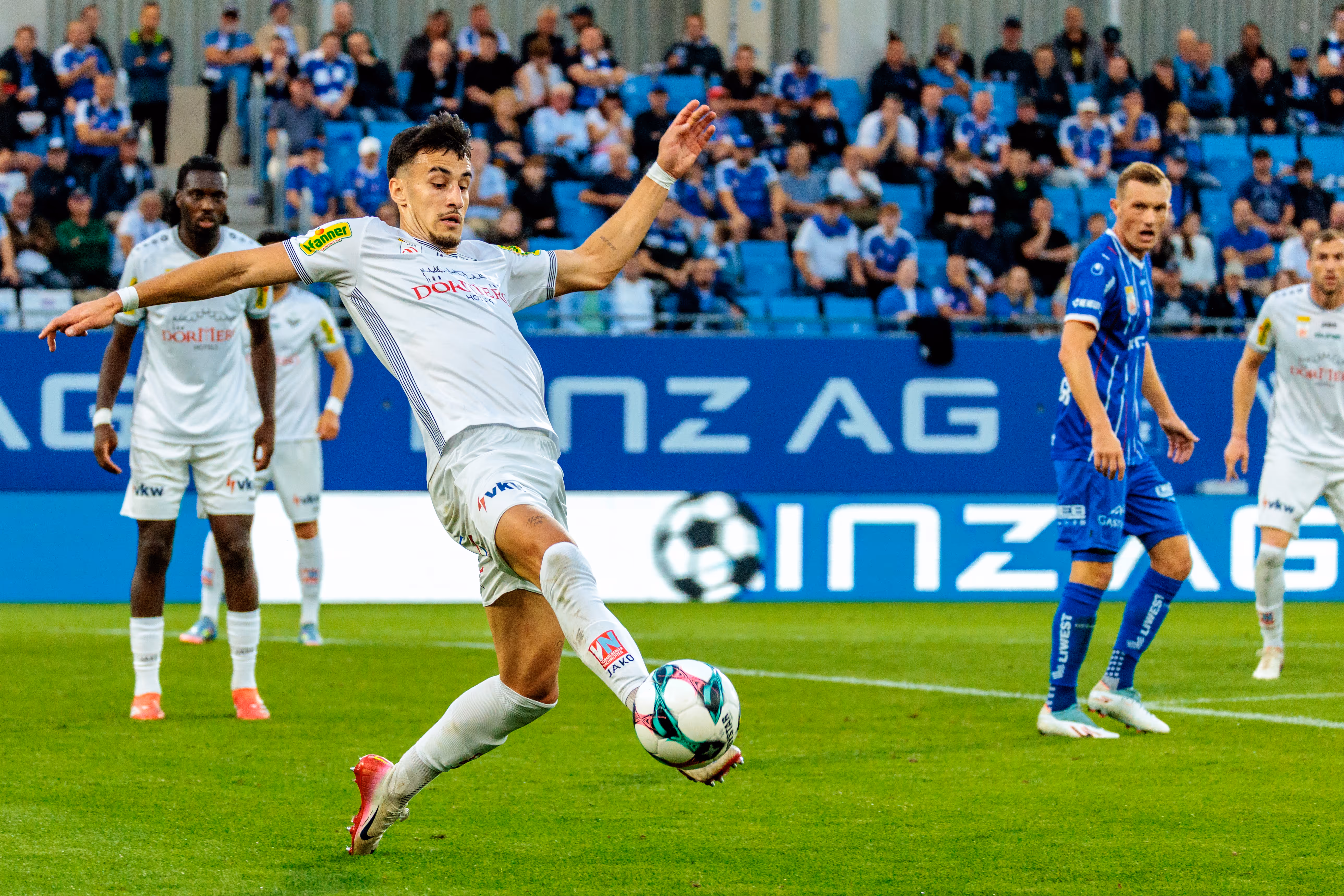 Der Mittelfeldspieler des SCR Altach, Patrick Greil, zieht im Bundesligaspiel gegen den FC Blau-Weiß Linz mit voller Kraft auf das gegnerische Tor ab