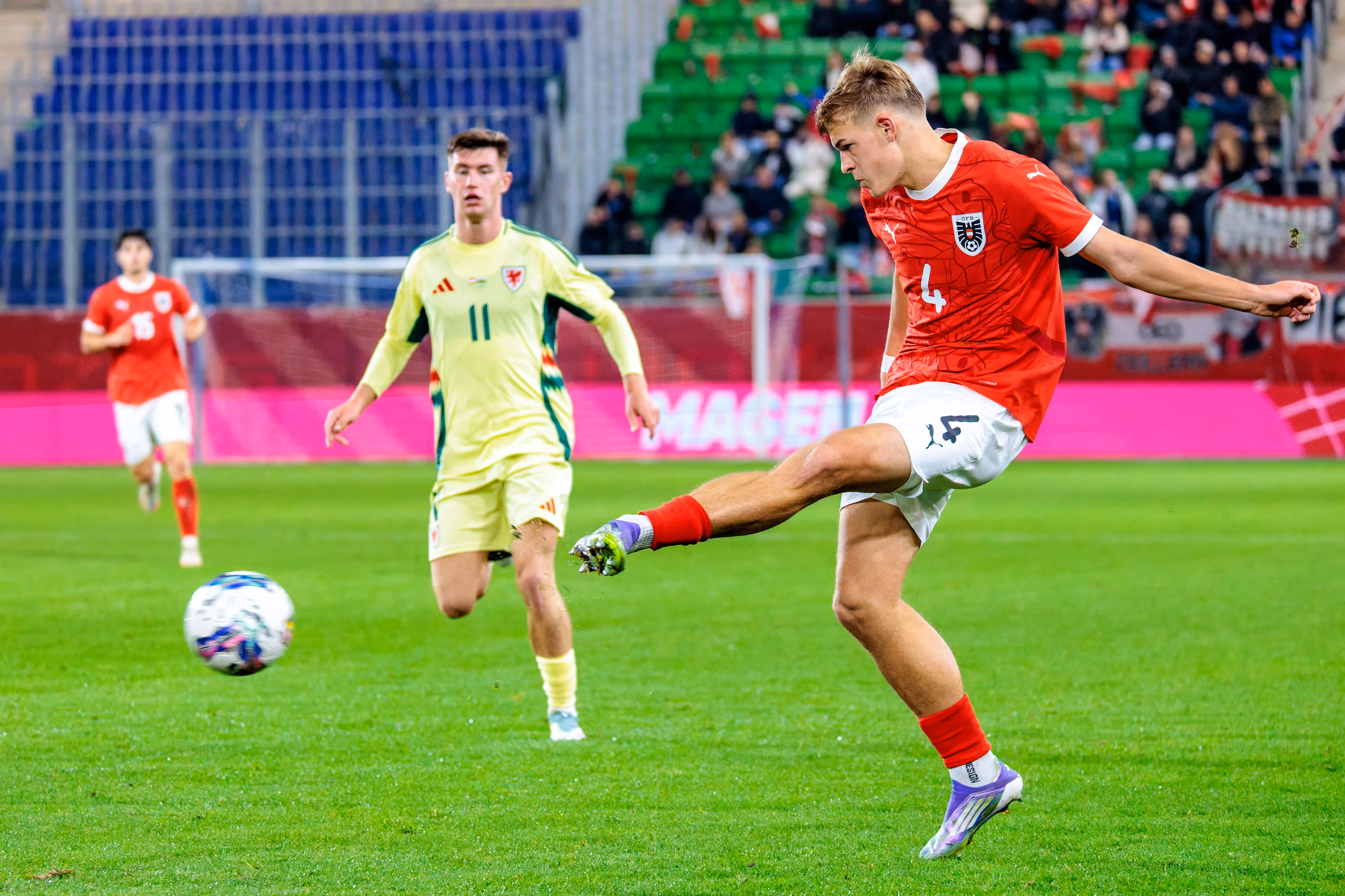 Der österreichische U21-Nationalspieler David Piczka bei einem kraftvollen Schussversuch im EM-Qualifikationsspiel gegen Wales