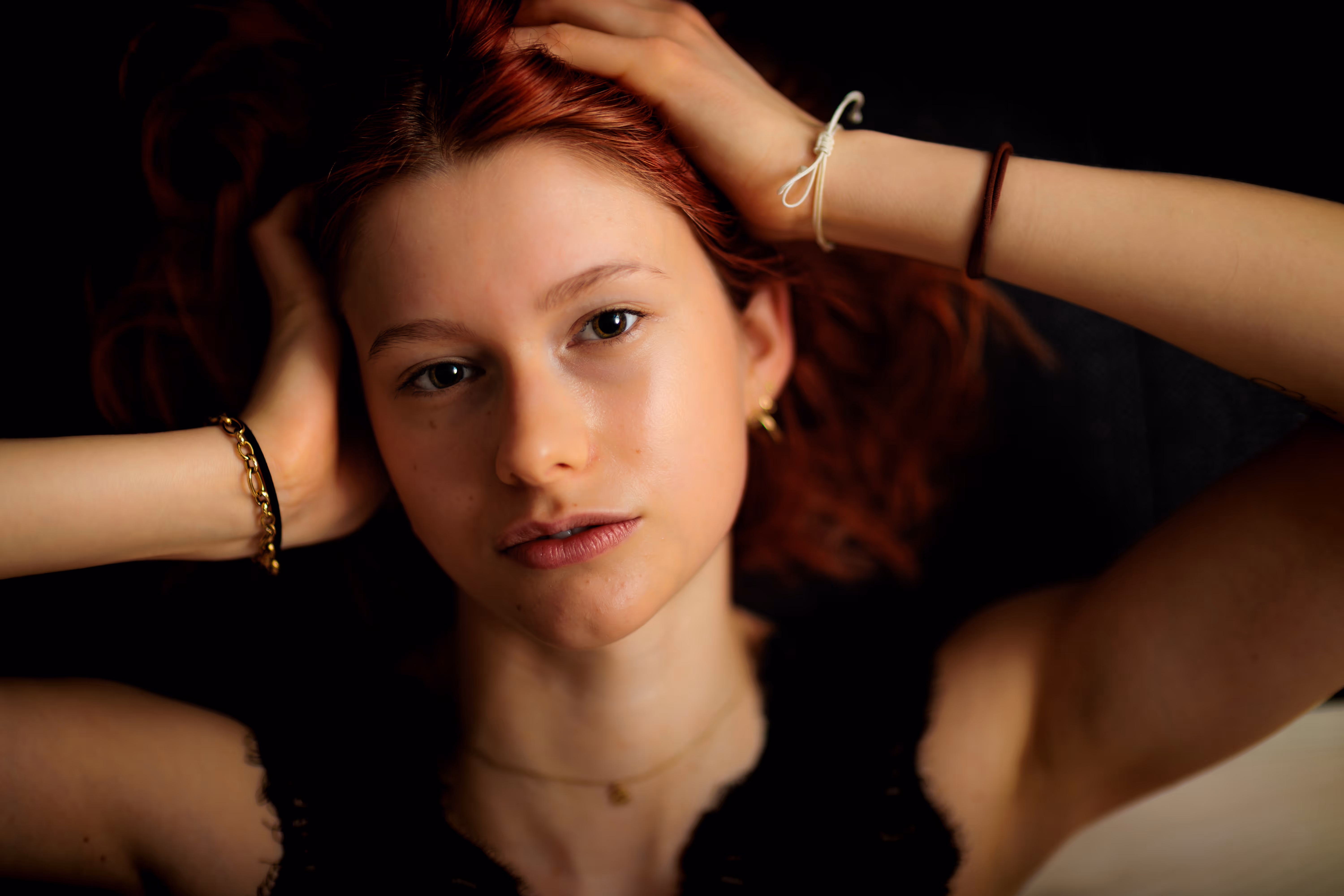 Rote Haare & Moody Vibes: Ein Home-Shooting mit Sarah