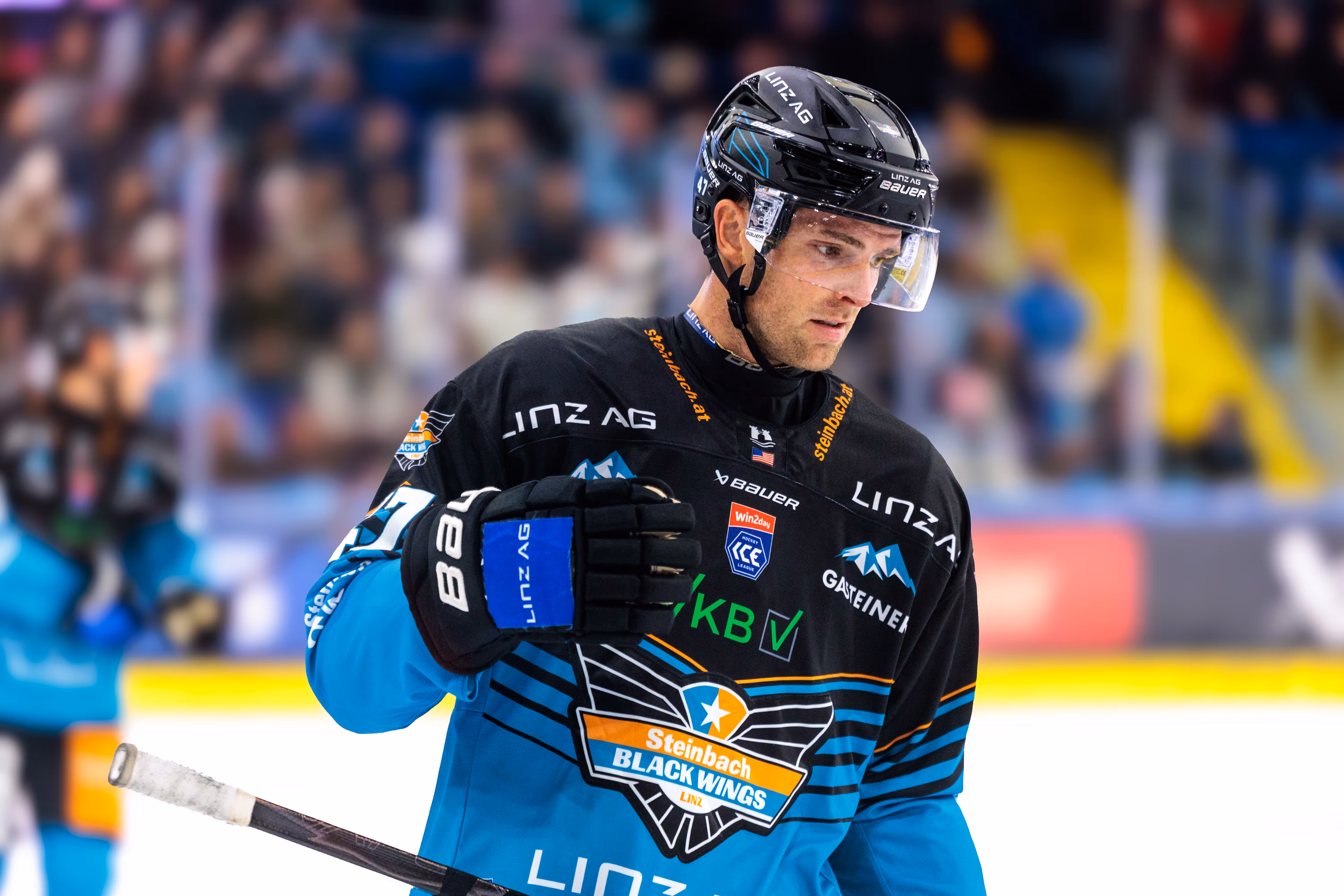 Portrait des Eishockeyspielers Logan Roe von den Steinbach Black Wings Linz mit konzentriertem Blick nach einem Torerfolg während eines Spiels der ICE Hockey League