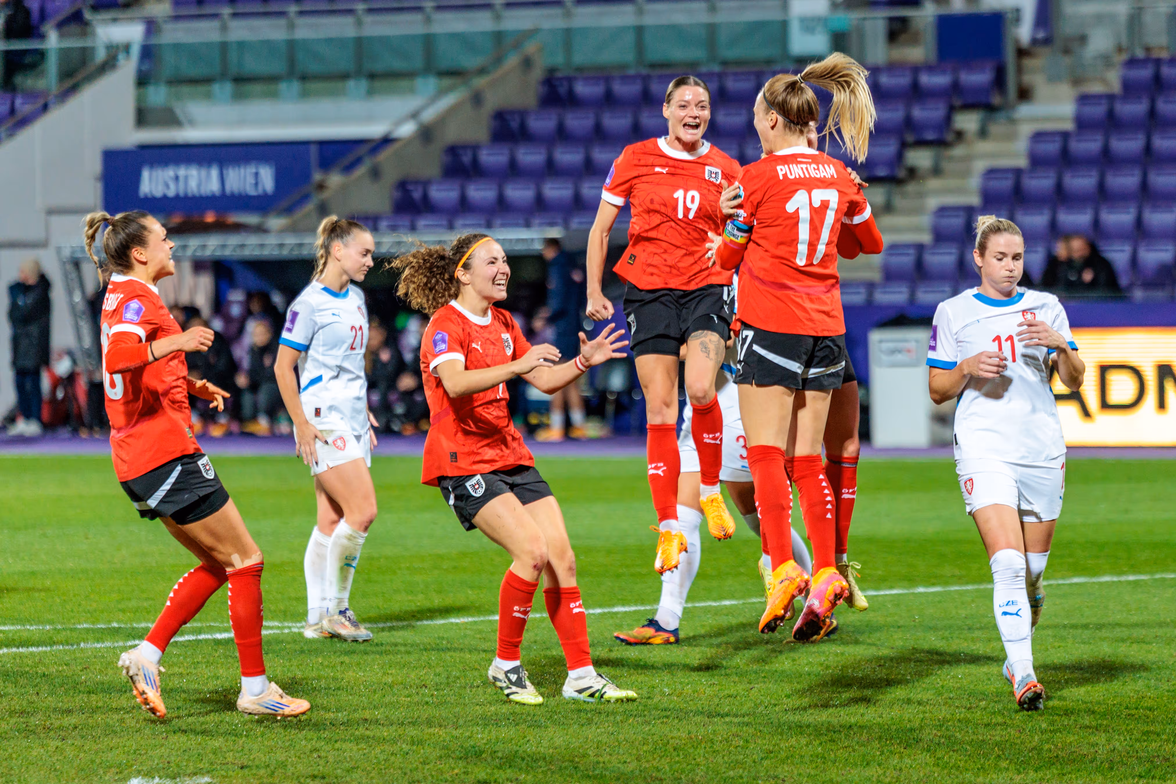 Die Spielerinnen des ÖFB-Frauenteams feiern ausgelassen den Elfmetertreffer von Sarah Puntigam im Nations-League-Spiel gegen Tschechien