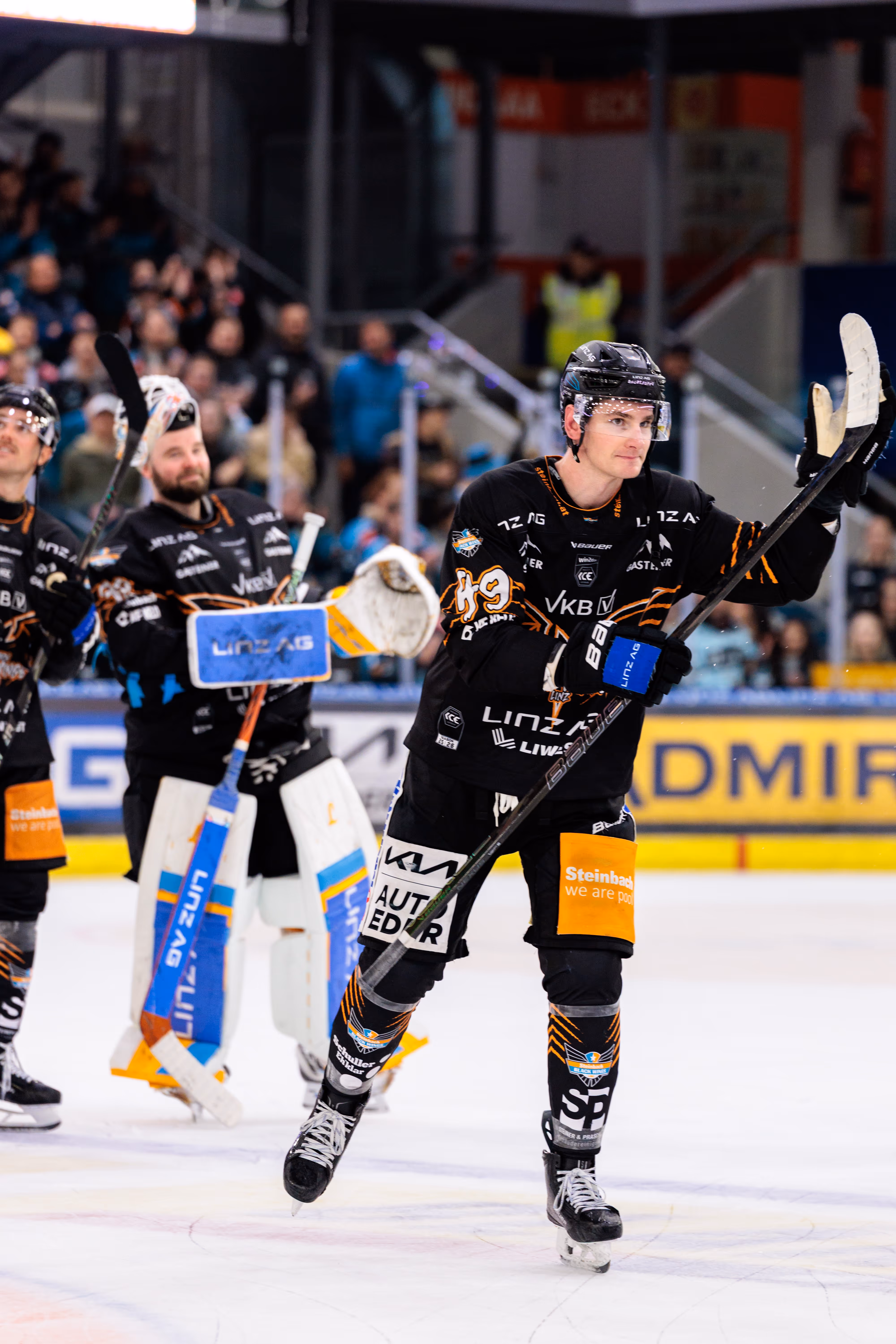 Black Wings Linz Stürmer Raffael Aigner bedankt sich nach dem Spiel bei den Fans und winkt ihnen vom Eis aus zu
