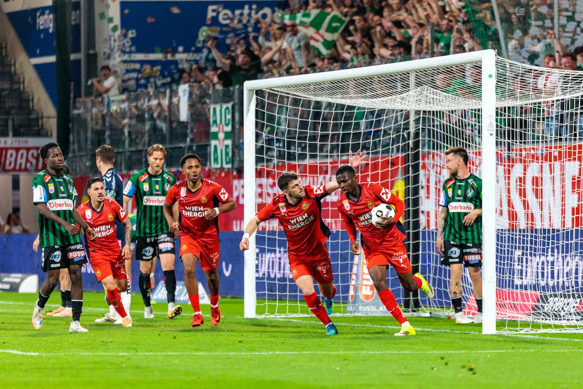 Ein Spieler von Rapid Wien feiert ausgelassen seinen Torjubel während des Bundesliga-Playoff-Spiels gegen die SV Ried