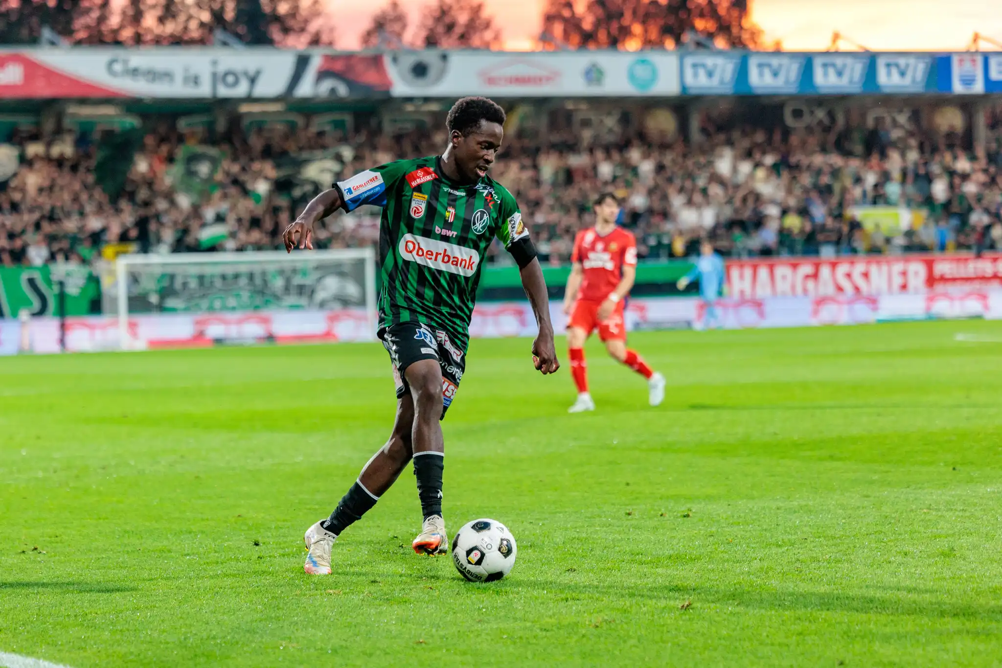 Ein Spieler der SV Ried kontrolliert den Ball während des Playoff-Hinspiels gegen Rapid Wien