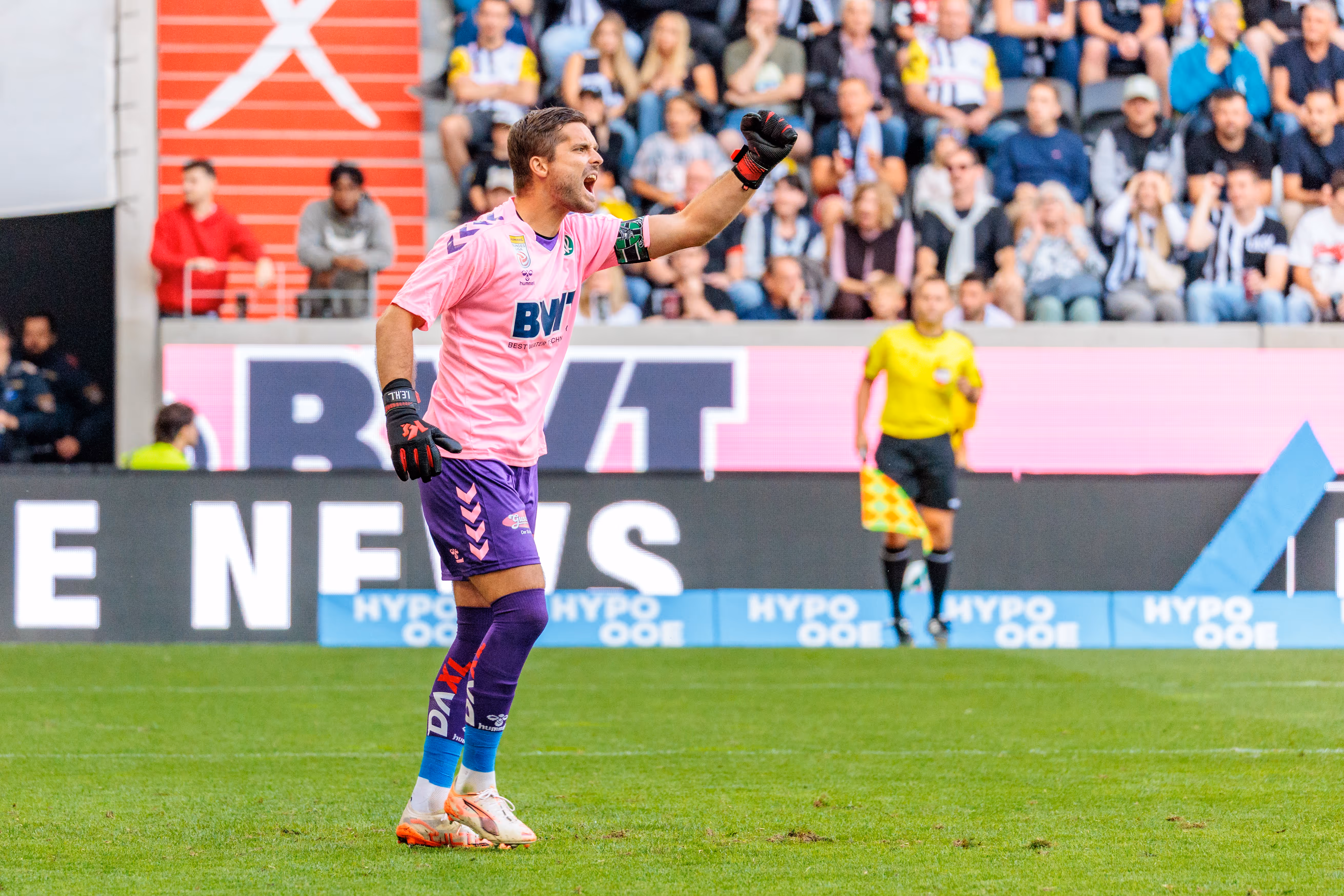 Andreas Leitner, der Torwart des SV Ried, in pinkem BWT Trikot und lila Shorts jubelt enthusiastisch im Bundesligaspiel gegen LASK Linz