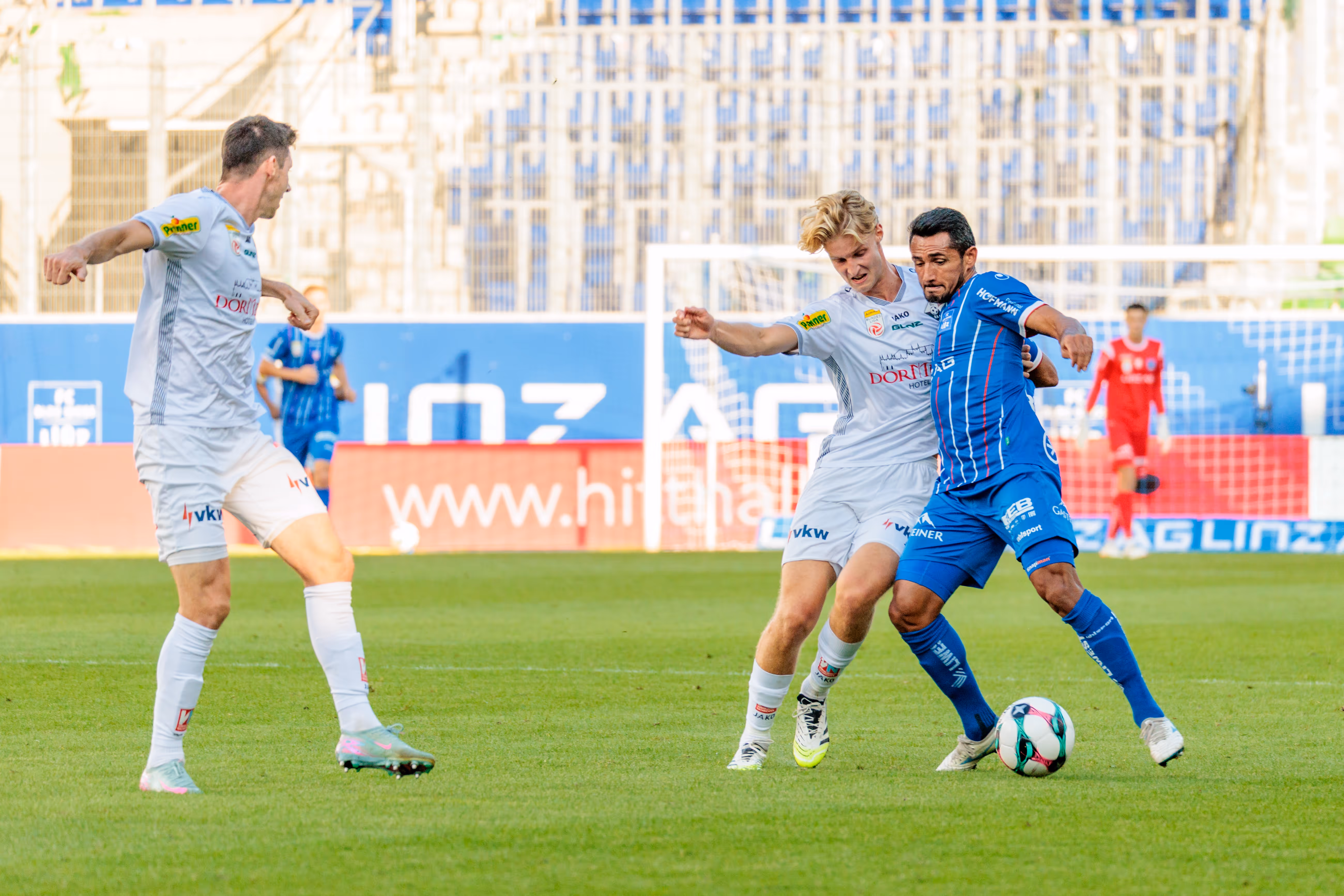 Ronivaldo vom FC Blau-Weiß Linz behauptet den Ball in einem körperbetonten Zweikampf gegen einen Gegenspieler des SCR Altach