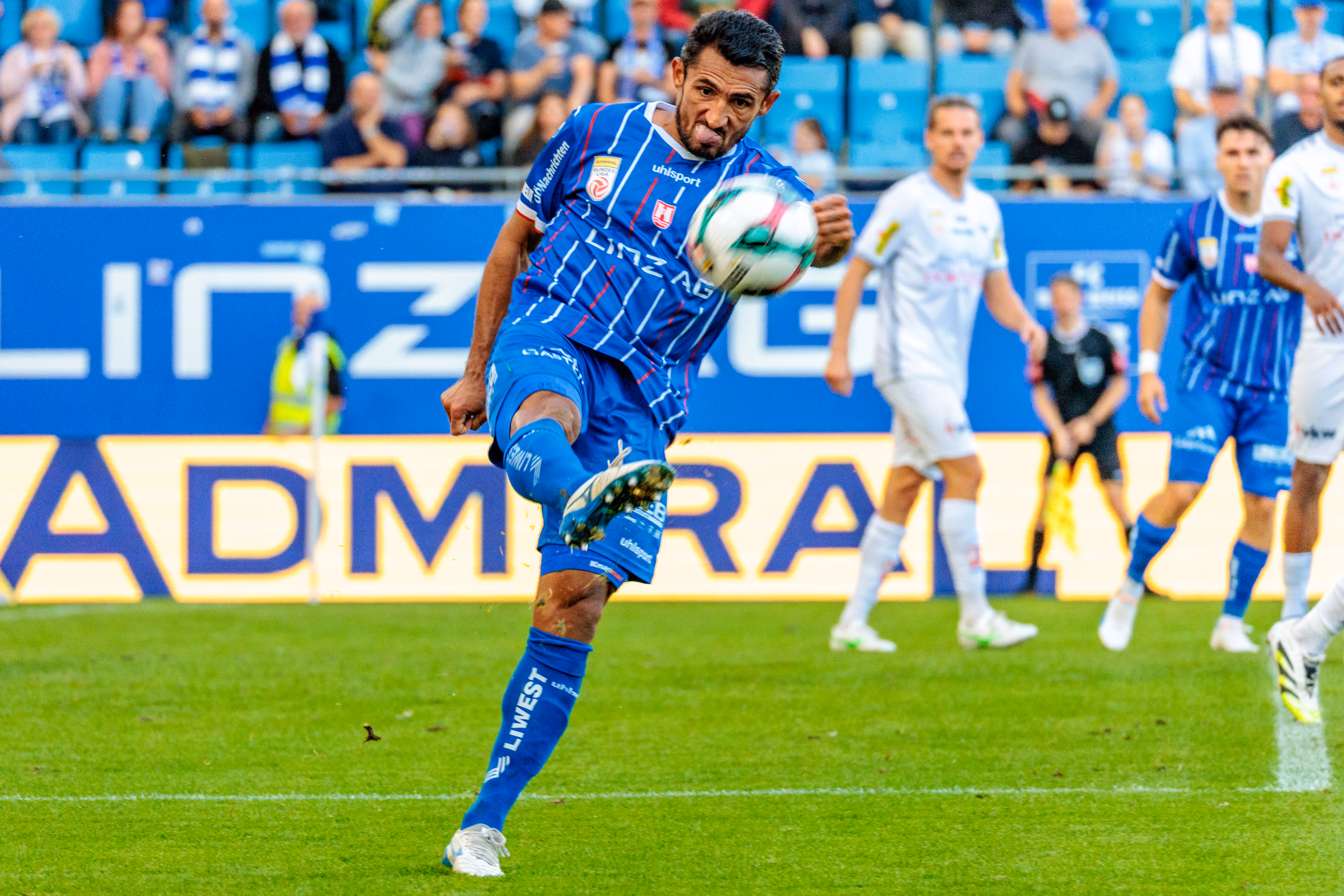 Der Fußballspieler Ronivaldo von Blau-Weiß Linz schießt den Ball mit entschlossenem Gesichtsausdruck während eines Bundesliga-Spiels im Donauparkstadion
