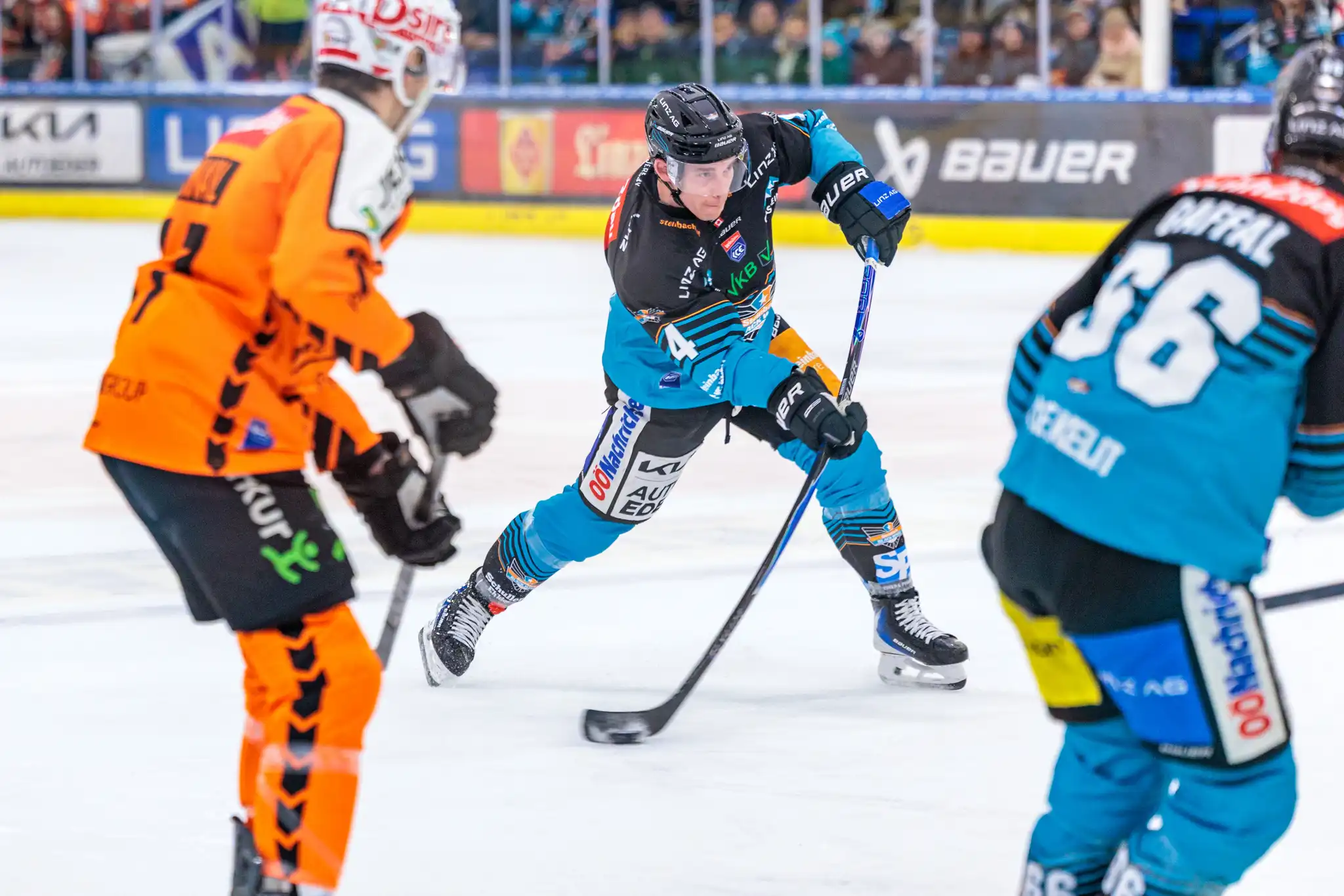 Der Verteidiger der Black Wings Linz, Ryan MacKinnon, führt den Puck in einem dynamischen Angriff während des ICE Hockey League Spiels gegen die Graz99ers