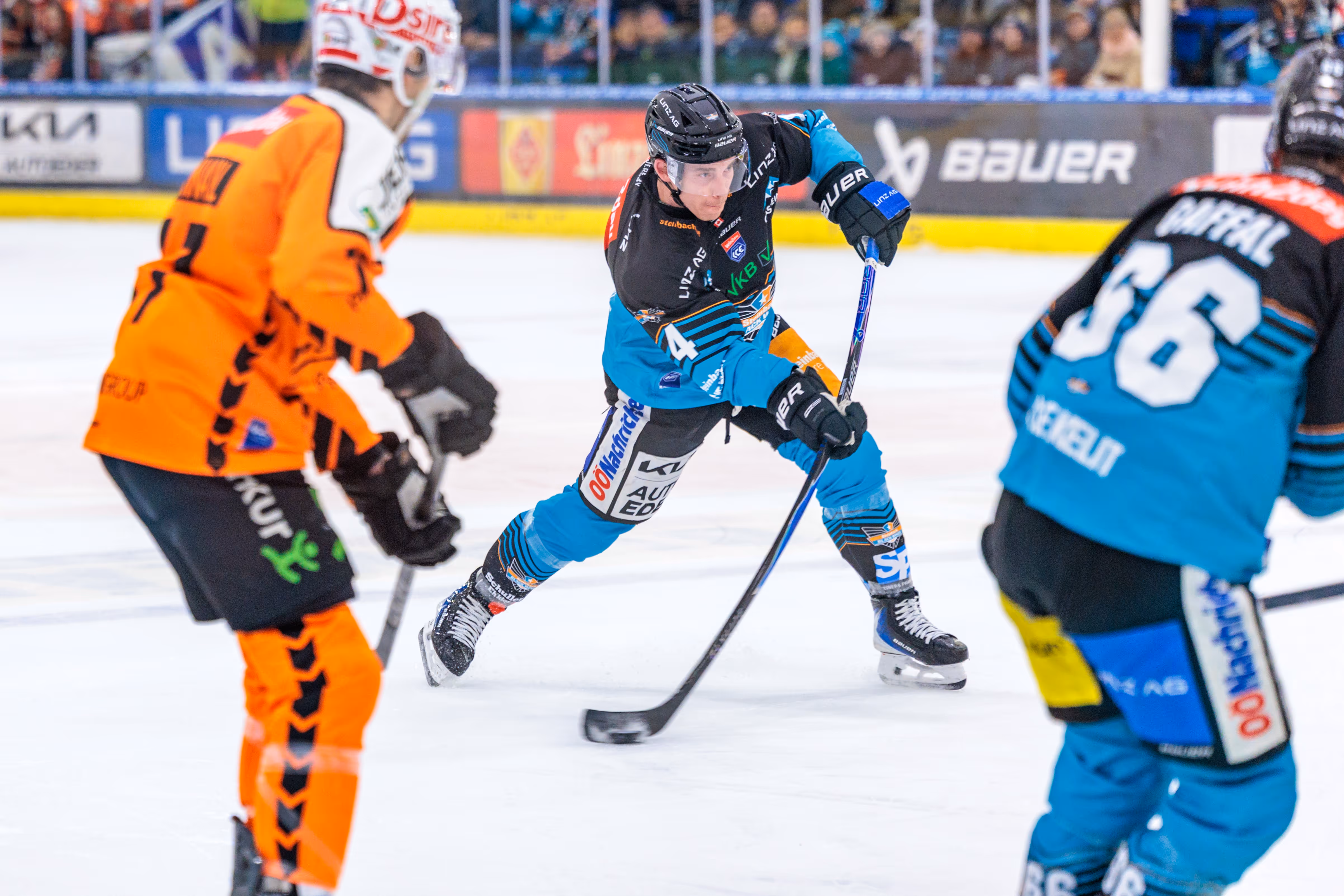 Der Verteidiger der Black Wings Linz, Ryan MacKinnon, führt den Puck in einem dynamischen Angriff während des ICE Hockey League Spiels gegen die Graz99ers