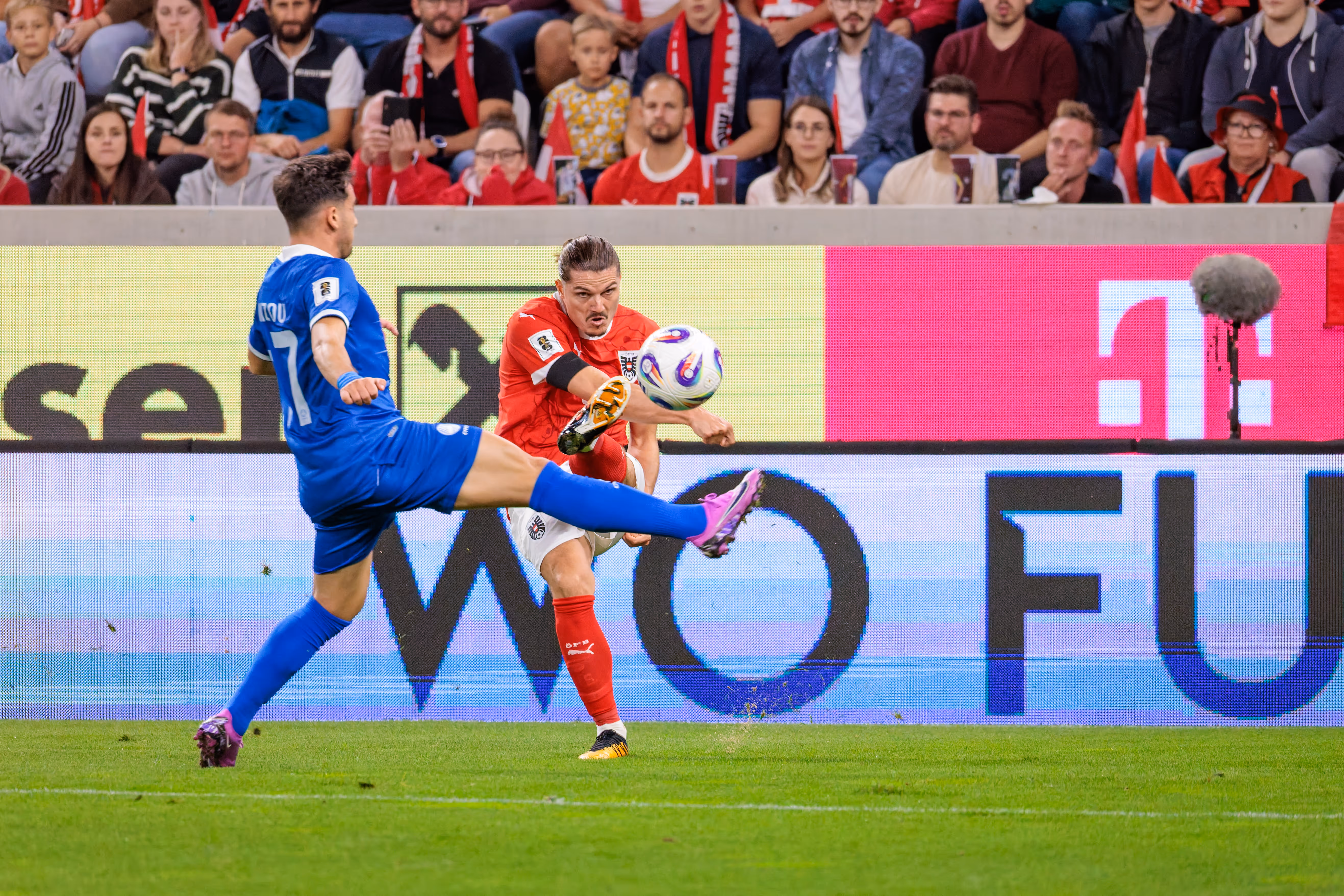 Österreichs Marcel Sabitzer im Zweikampf um den Ball mit einem zyprischen Gegenspieler