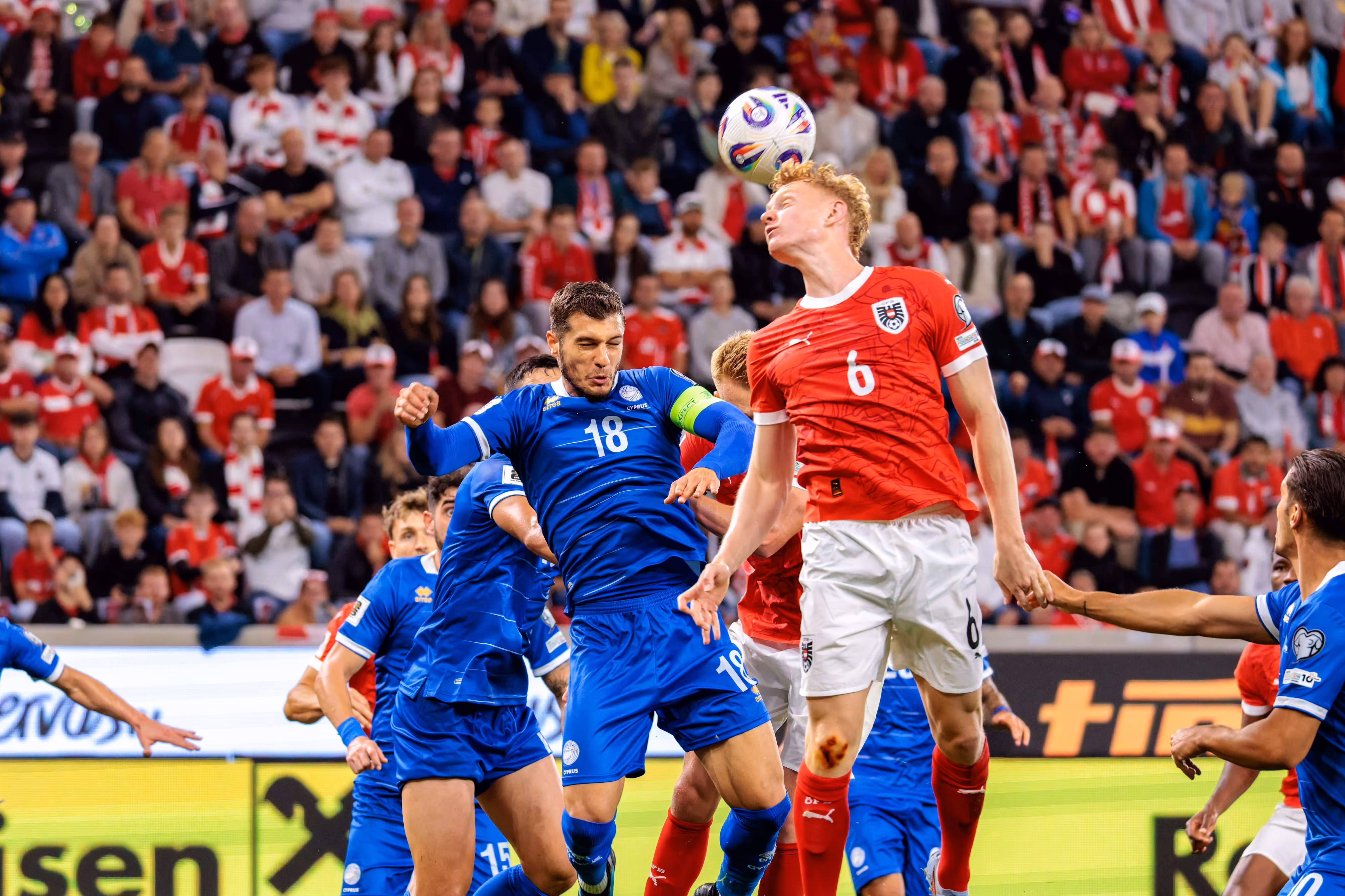 Nicolas Seiwald aus Österreich köpft den Ball in einem Duell mit einem zypriotischen Gegenspieler während eines Fußballspiels