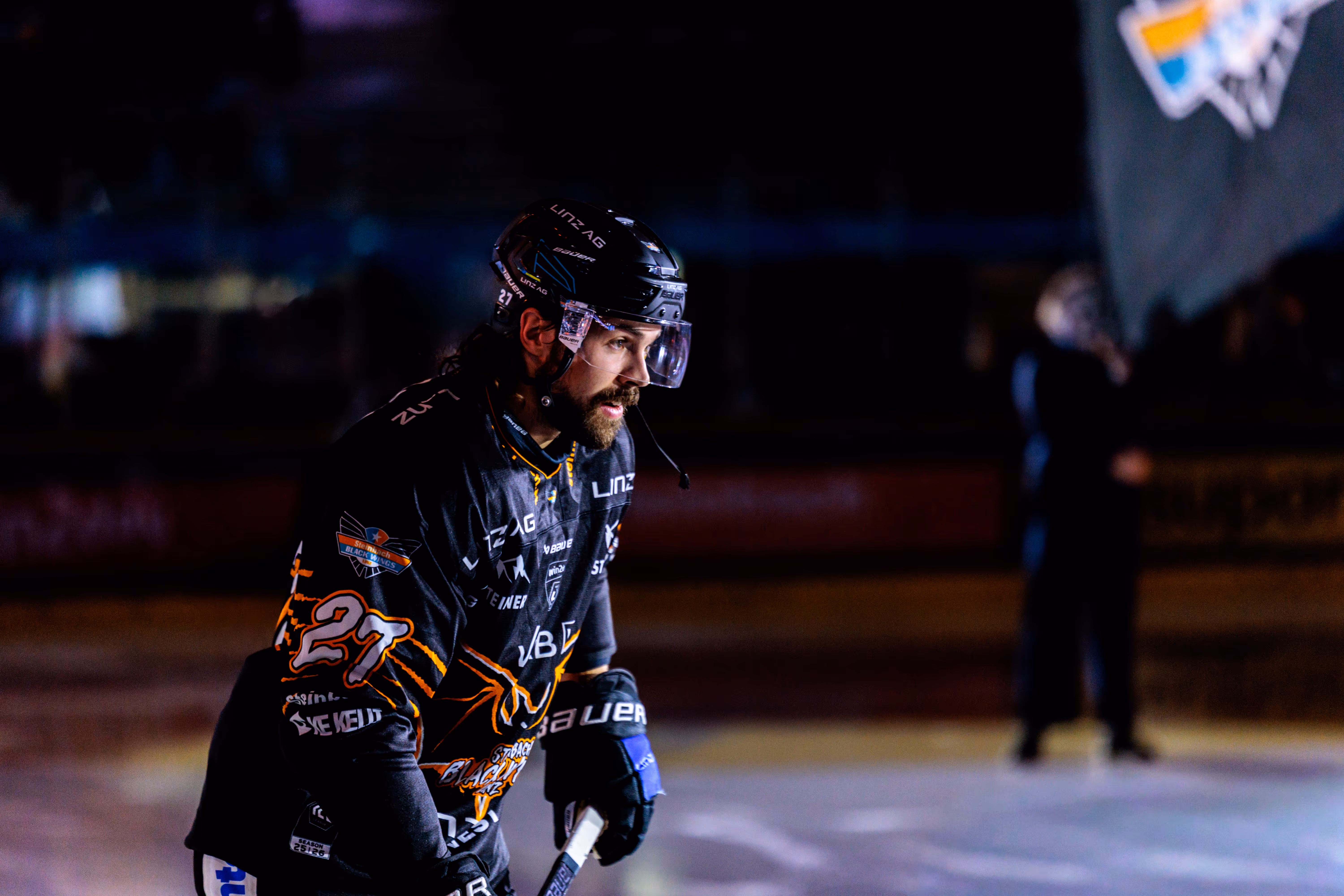 Ein Porträt des Eishockeyspielers Shawn St-Amant von den Steinbach Black Wings Linz mit fokussiertem Blick während eines Spiels