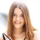 Sophie Huber, eine junge Frau mit langen braunen Haaren, lächelt freundlich in die Kamera  lens: EF85mm f/1.8 USM
