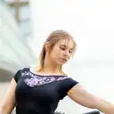 Porträt einer jungen Frau mit blondem Haar, die ein schwarzes Oberteil mit floralem Muster trägt und nachdenklich nach unten blickt  lens: EF85mm f/1.8 USM