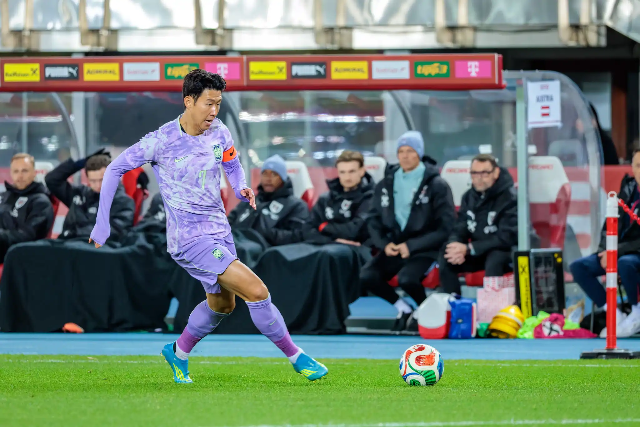 Der südkoreanische Fußballspieler Heung-Min Son im lila Trikot mit der Nummer 7 kontrolliert den Ball während eines Spiels