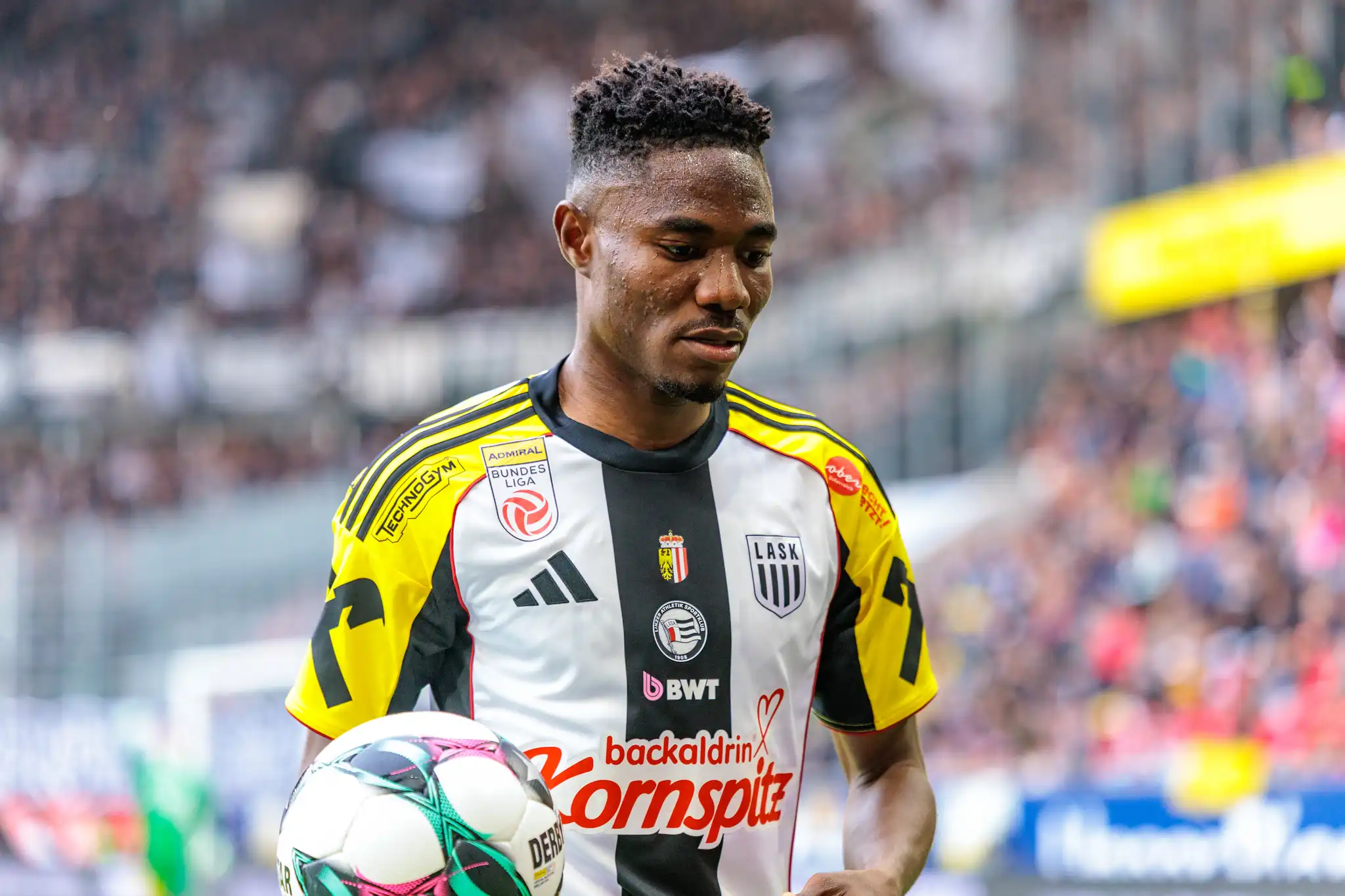 Ein LASK-Spieler hält den Fußball vor einem Einwurf während des Spiels gegen Sturm Graz in der Hand