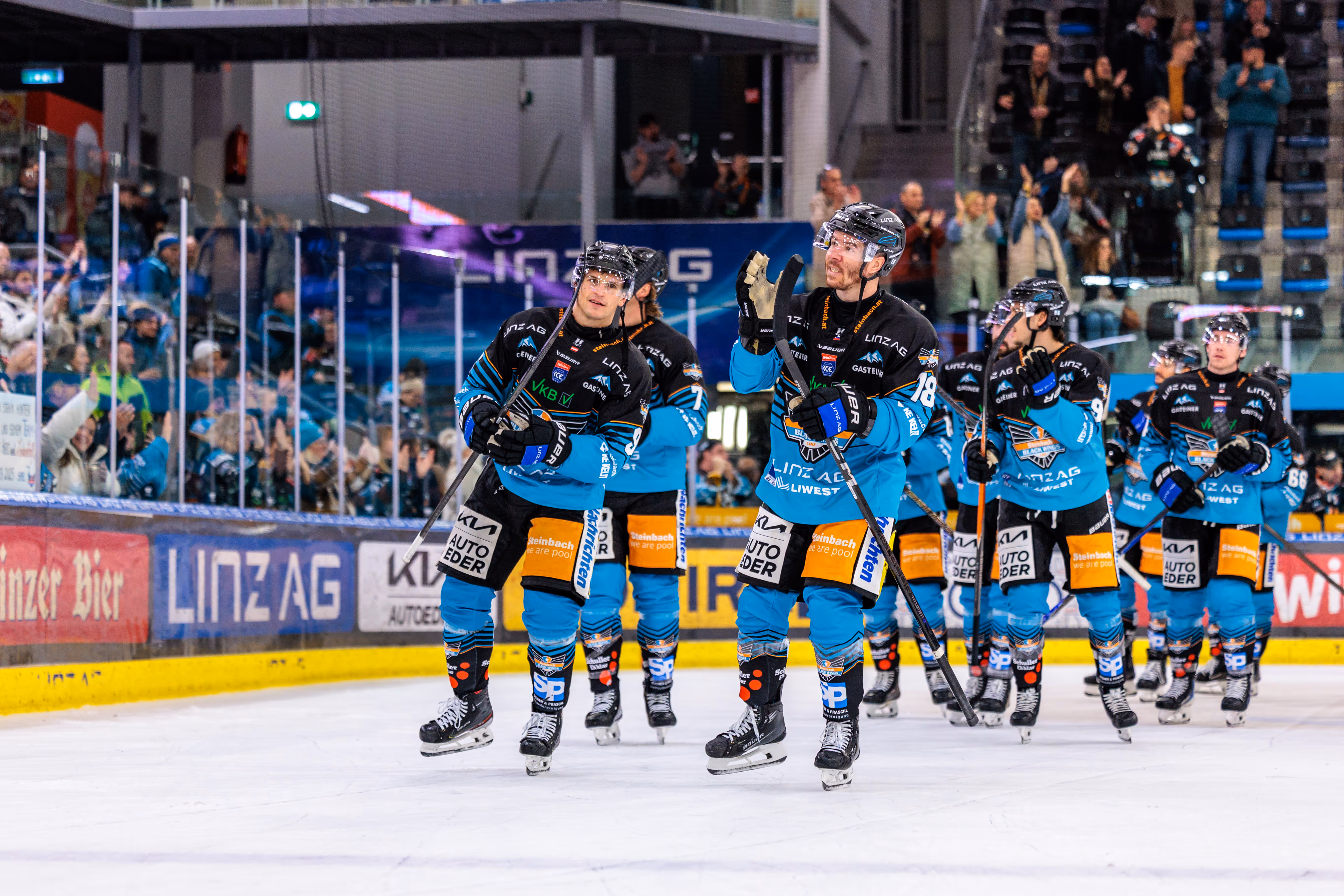 Die Eishockey-Mannschaft der Steinbach Black Wings Linz bedankt sich nach dem Spiel gemeinsam auf dem Eis bei den Fans in der Halle