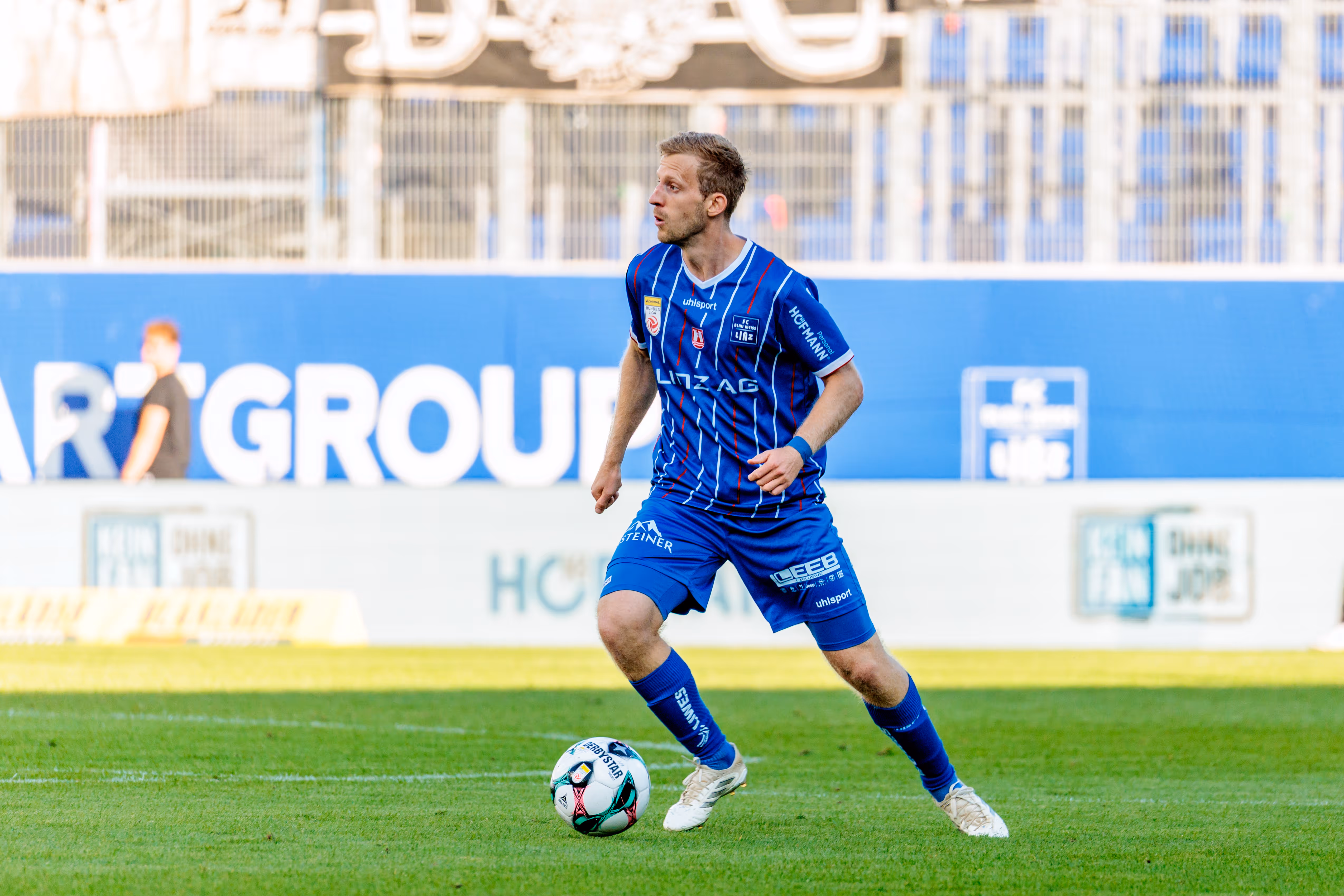 Thomas Goiginger vom FC Blau-Weiß Linz treibt in einem Bundesligaspiel mit voller Konzentration den Ball am Fuß nach vorne
