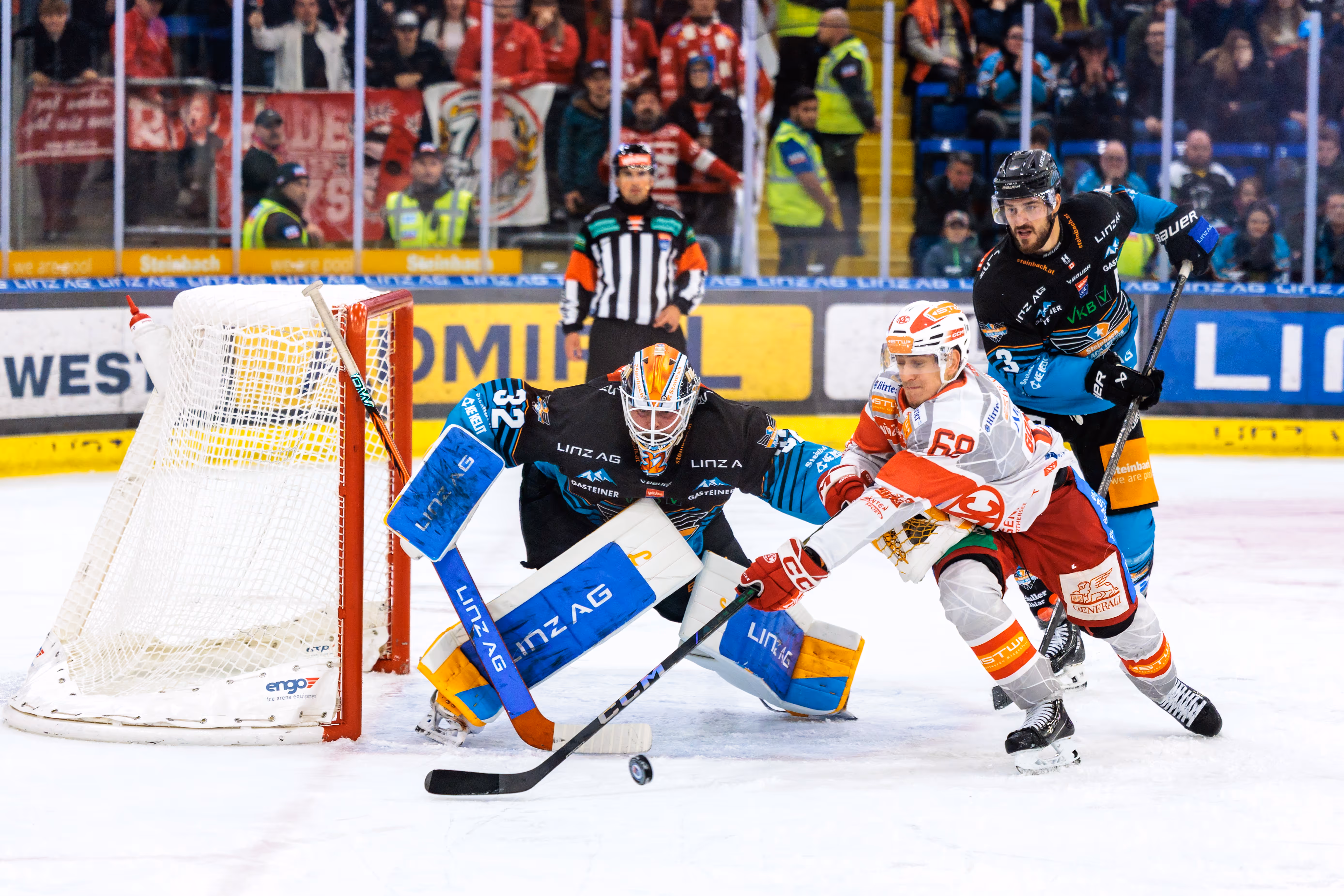 Der Torhüter der Black Wings Linz, Rasmus Tirronen, wehrt im Eishockeyspiel gegen den EC-KAC mit einer Parade einen Torschuss von Stürmer Jan Mursak ab