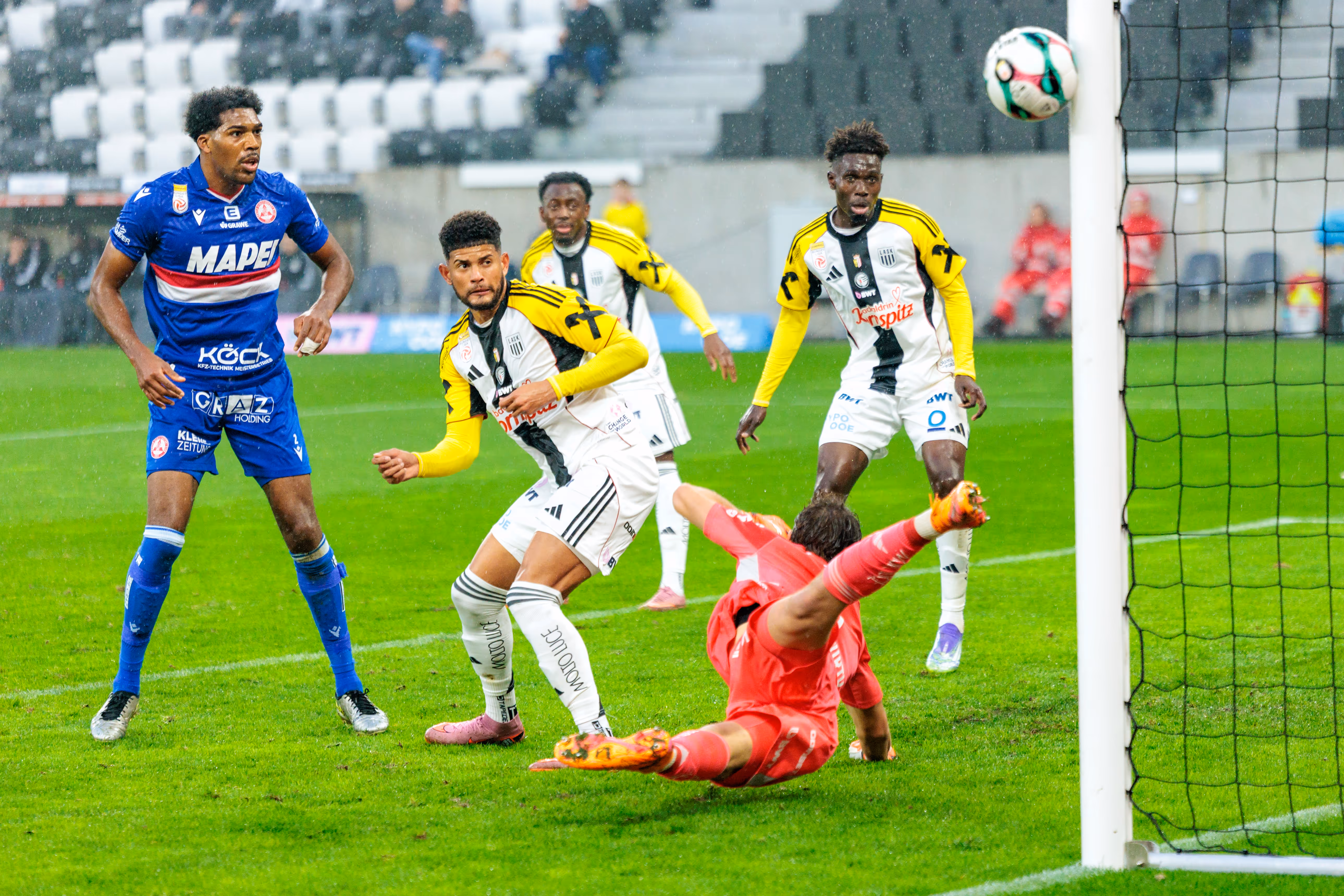 Der Ball fliegt nach einer Torchance für den GAK ins Tor des LASK, während der Tormann bereits geschlagen am Boden liegt und die Spieler das Geschehen verfolgen