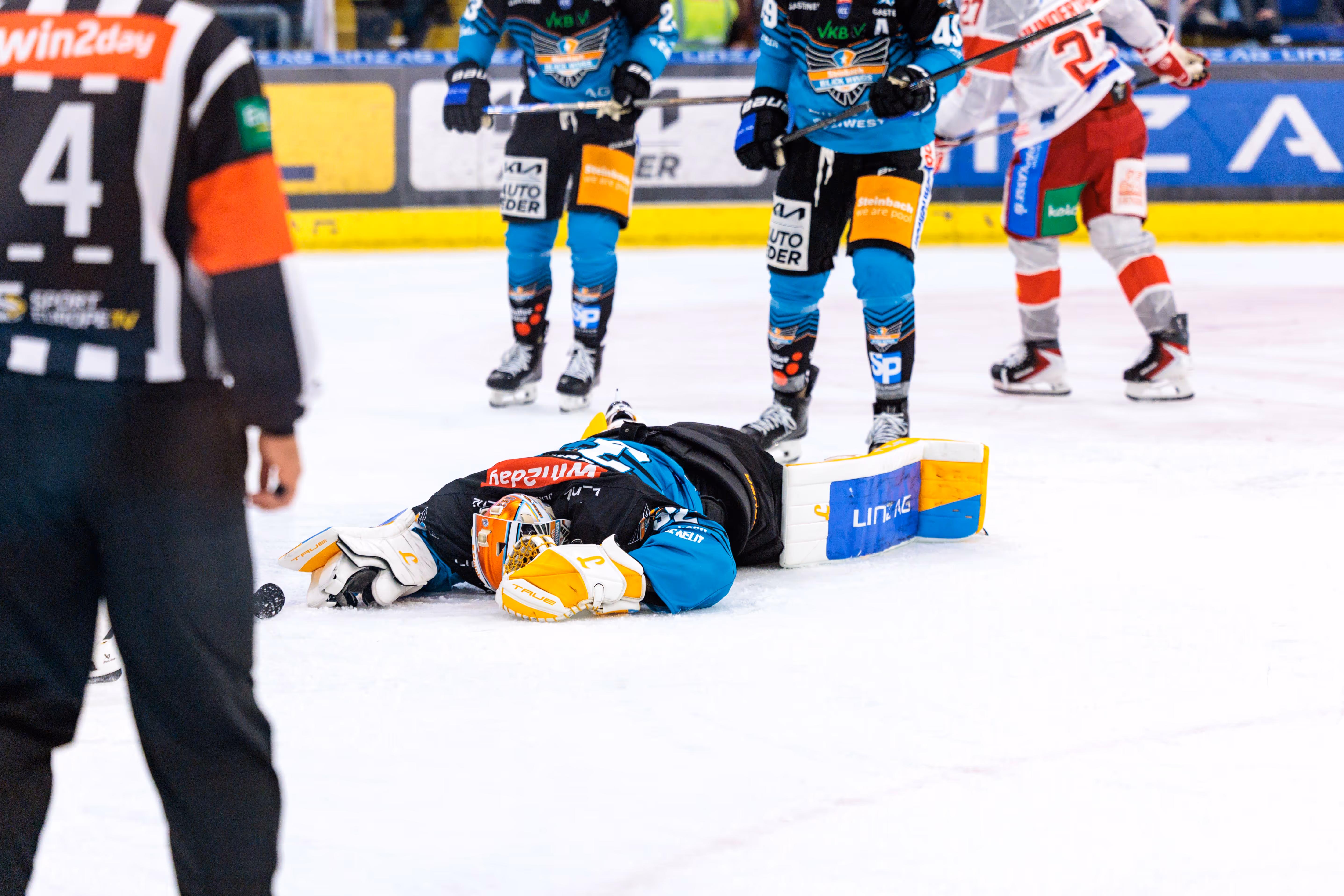 Der Torhüter der Steinbach Black Wings, Rasmus Tirronen, liegt während des Eishockeyspiels gegen den EC-KAC nach einem Foul an ihm mit dem Gesicht nach unten auf dem Eis