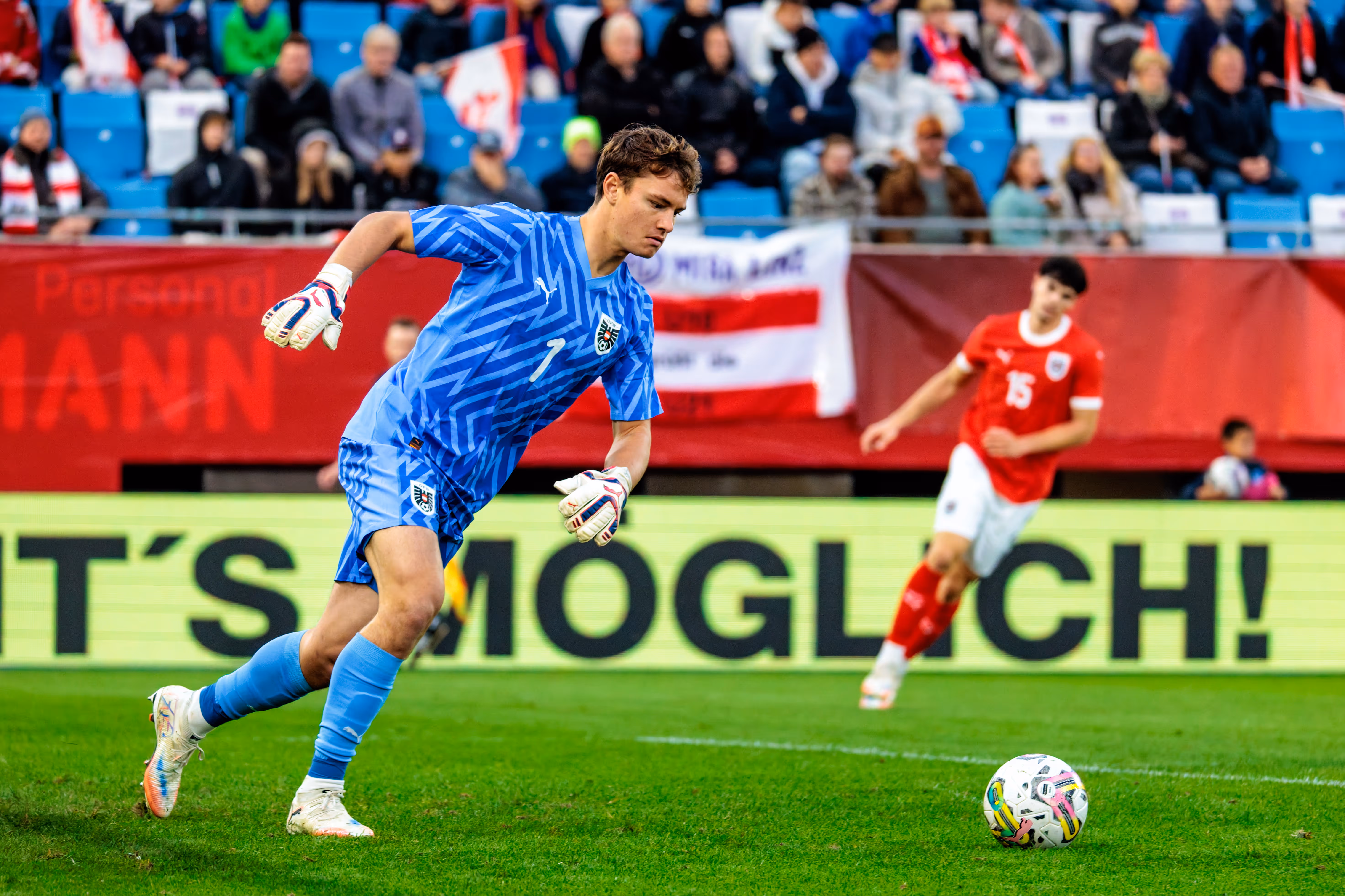Österreichs U21-Tormann Lukas Jungwirth im blauen Trikot beim Spielaufbau mit dem Ball am Fuß während des EM-Qualifikationsspiels gegen Wales
