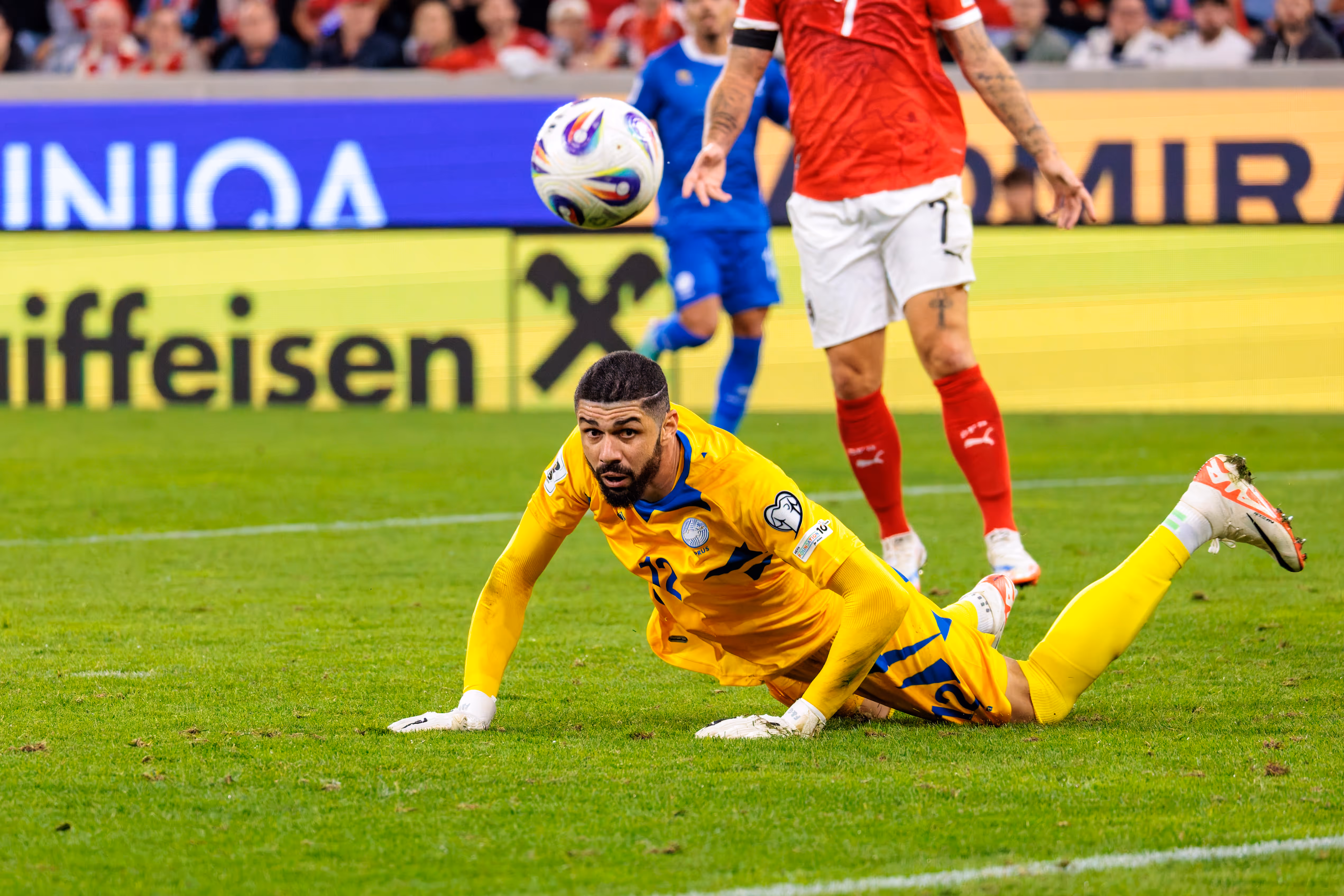 Der zyprische Torwart Fabiano im gelben Trikot liegt nach einer Aktion auf dem Spielfeld und blickt zum Betrachter, während ein Ball über ihm schwebt