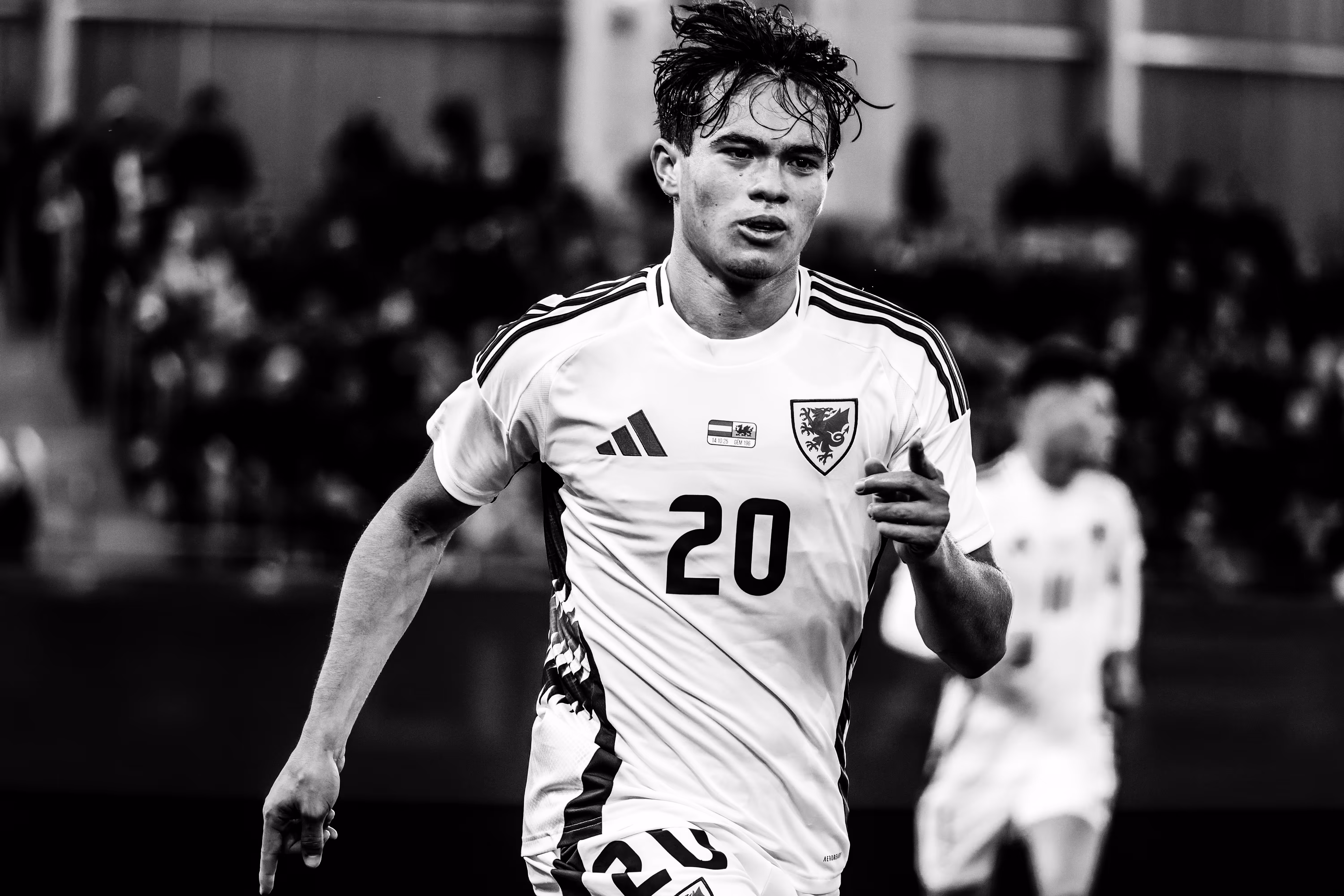 Der walisische U21-Torschütze Gabriele Biancheri läuft in einer Schwarz-Weiß-Aufnahme mit der Trikotnummer 20 während des EM-Qualifikationsspiels gegen Österreich