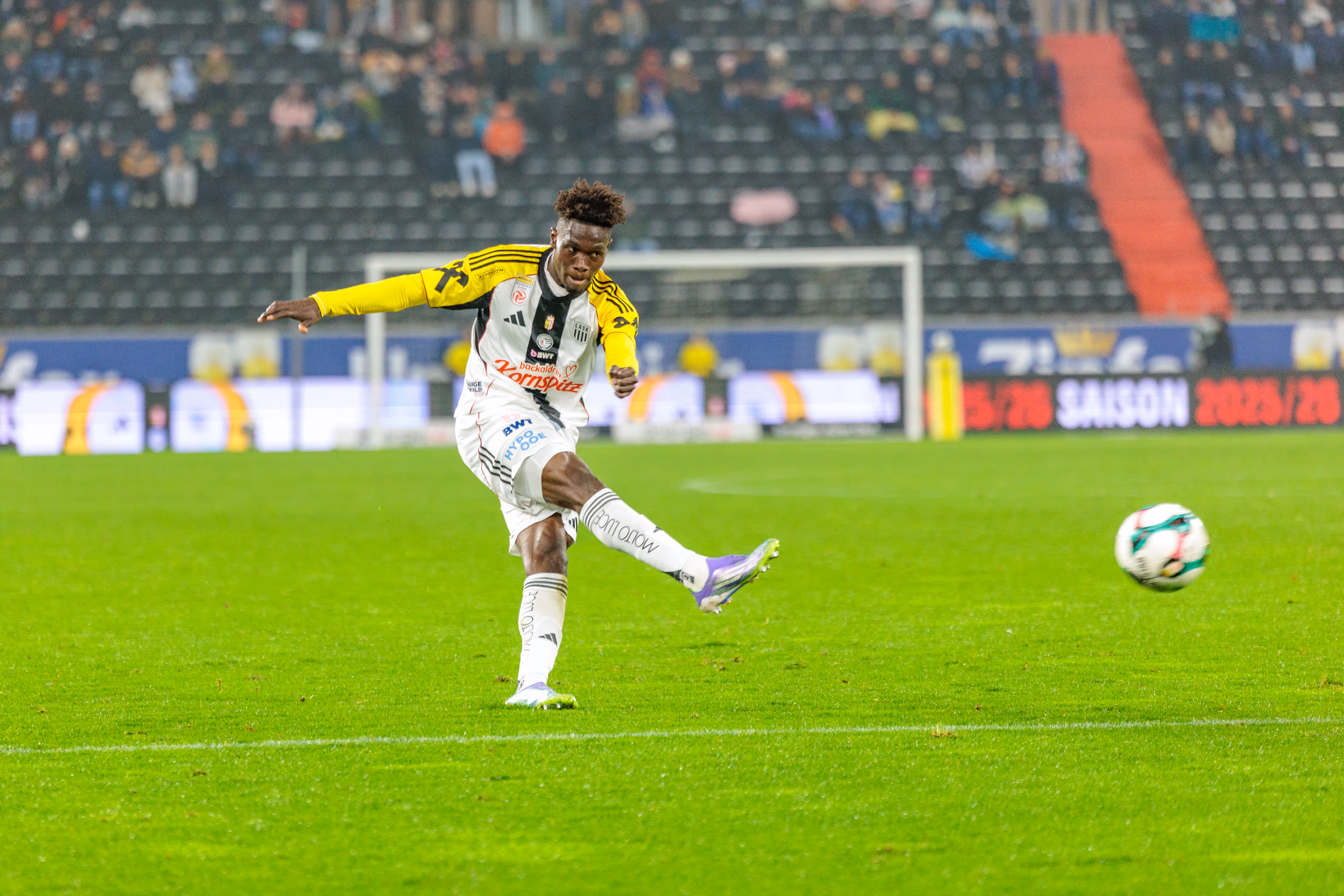 Der LASK-Stürmer Samuel Adeniran bei einem kraftvollen Torschuss während des Bundesligaspiels gegen den Grazer AK
