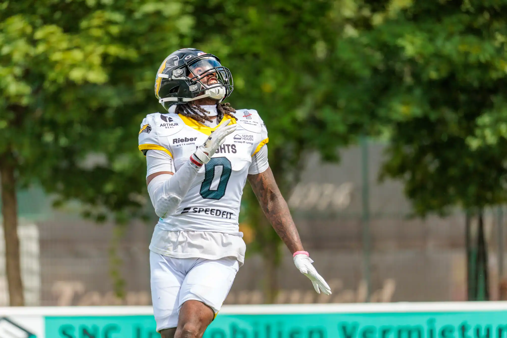 Ein Spieler der Vienna Knights in voller Action während eines intensiven American Football Spiels gegen die Danube Dragons