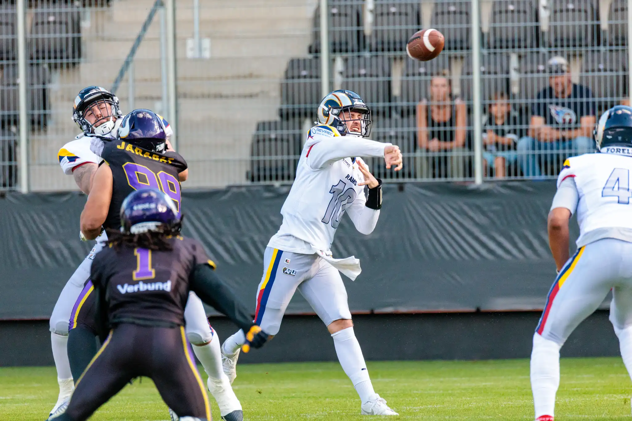 Der Quaterback der Vienna Vikings wirft den Football während eines AFLE-Spiels gegen die Alpine Rams