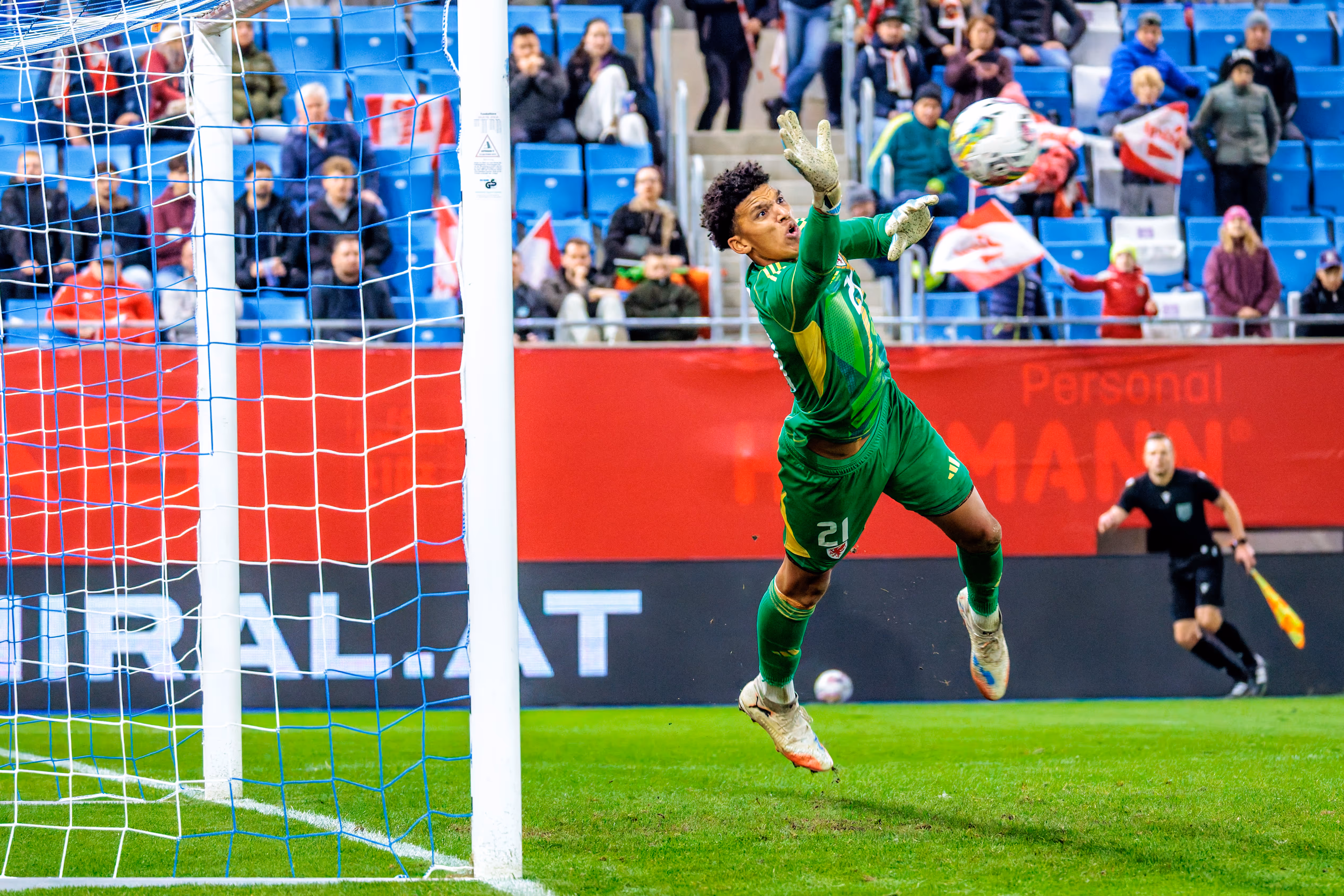 Der walisische U21-Tormann Lewys Benjamin wehrt in seinem grünen Trikot mit einer spektakulären Flugparade einen Torschuss im Spiel gegen Österreich ab
