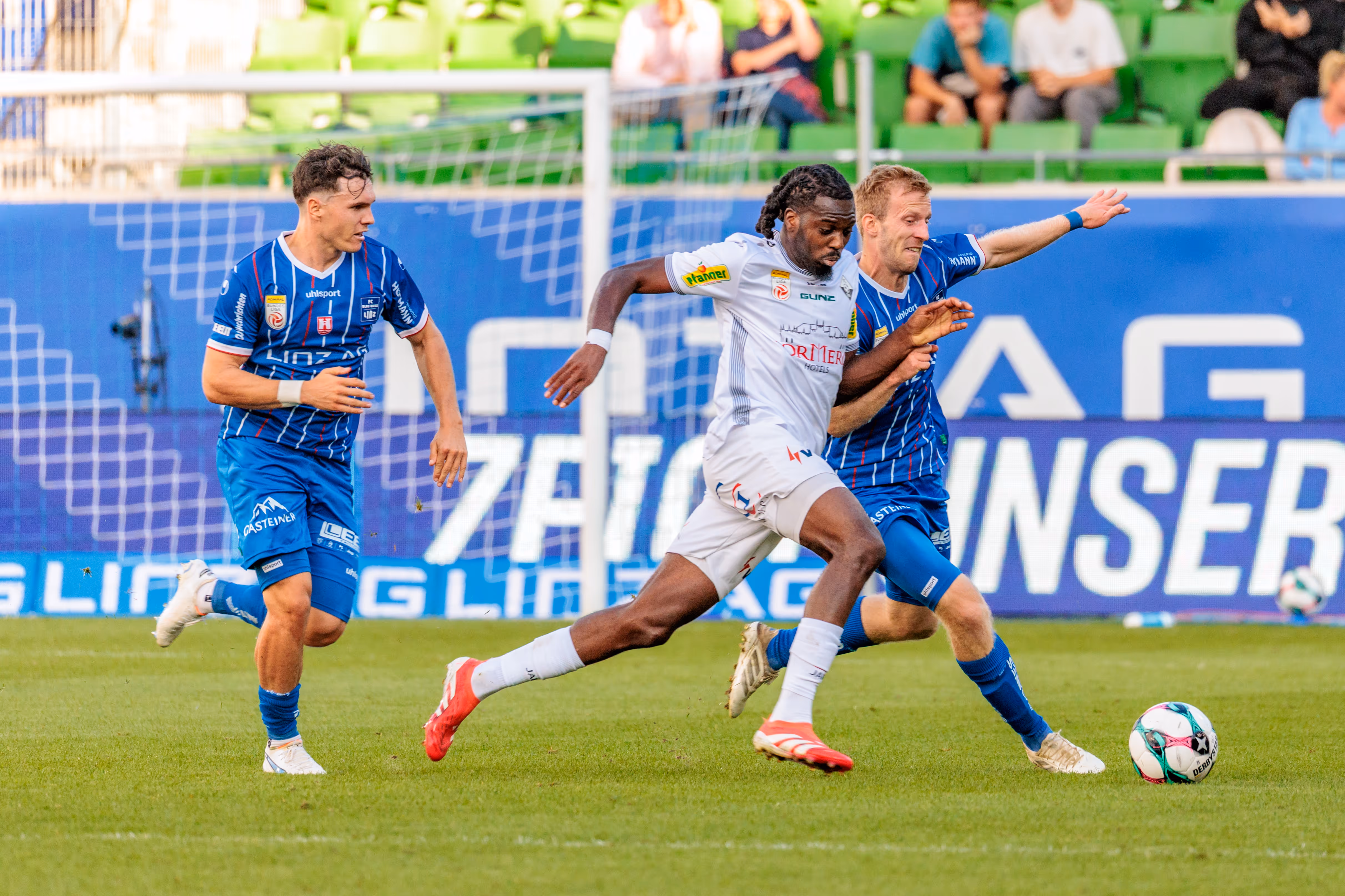 Der Altacher Spieler Yann Massombo liefert sich ein schnelles Laufduell mit einem Gegenspieler von Blau-Weiß Linz um den Ball