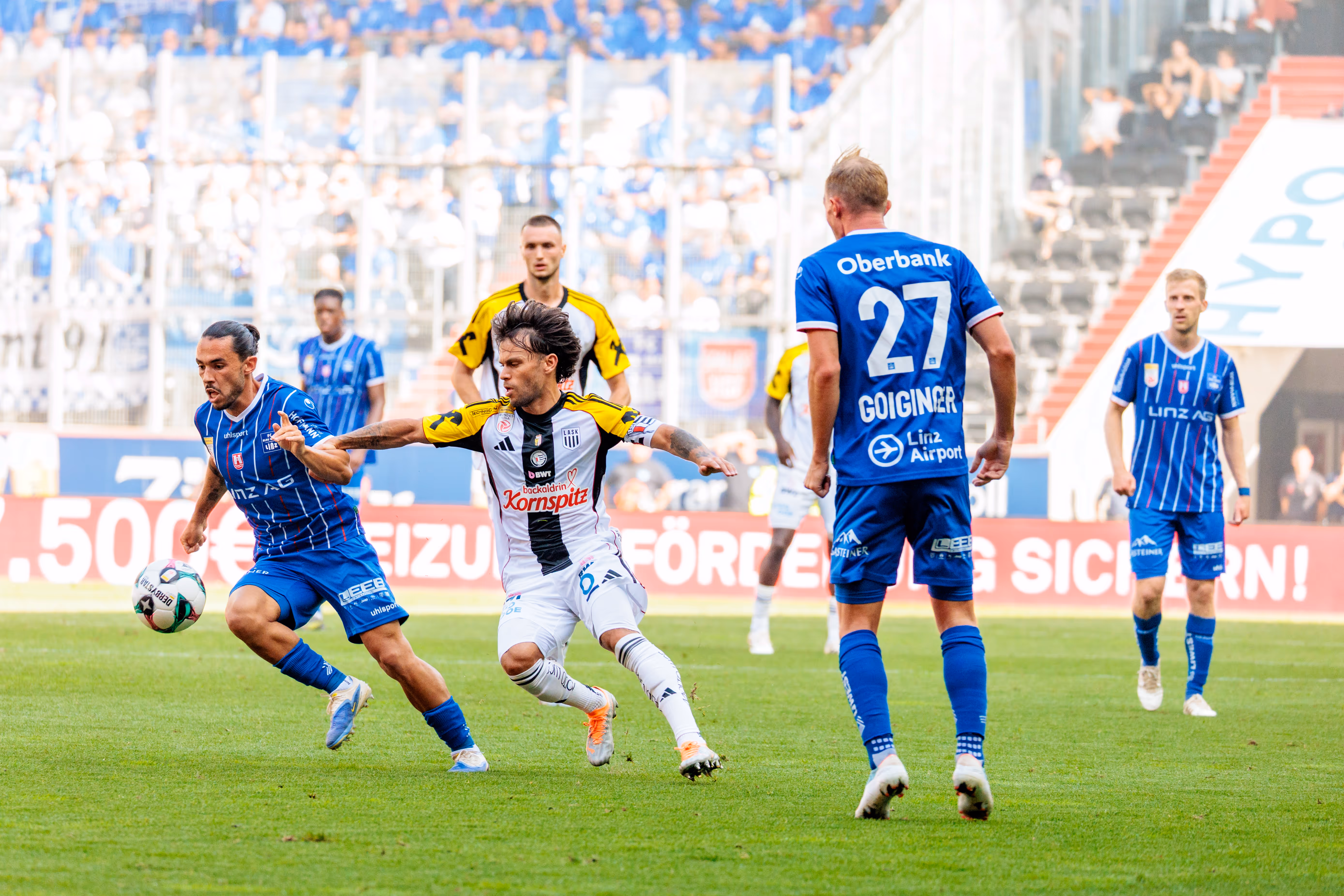 LASK-Spieler Sascha Horvath im intensiven Zweikampf mit dem ballführenden Anderson von Blau-Weiß Linz während des Linzer Derbys