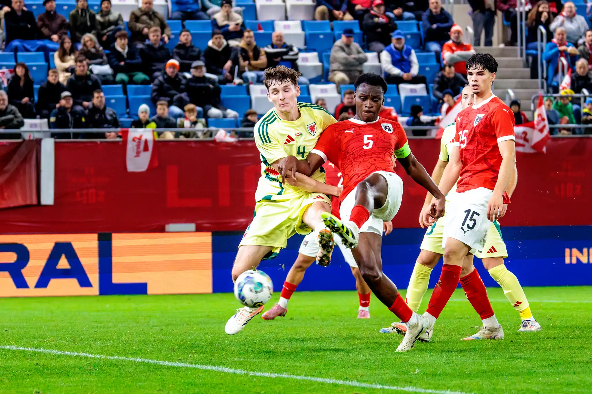 Österreichs U21-Kapitän Samson Baidoo in einem körperbetonten Zweikampf um den Ball mit George Nevett von Wales während des EM-Qualifikationsspiels