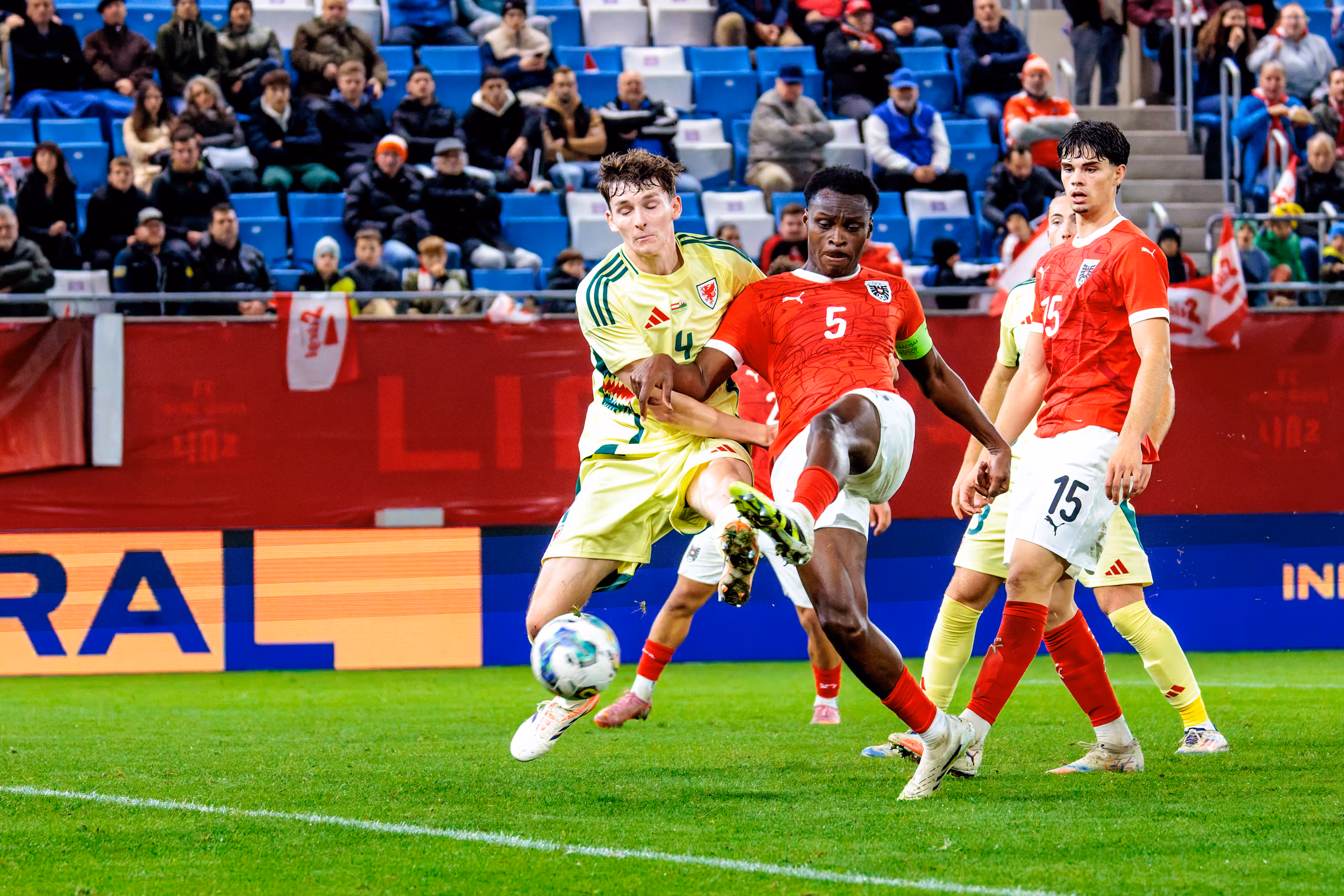 Österreichs U21-Kapitän Samson Baidoo in einem körperbetonten Zweikampf um den Ball mit George Nevett von Wales während des EM-Qualifikationsspiels