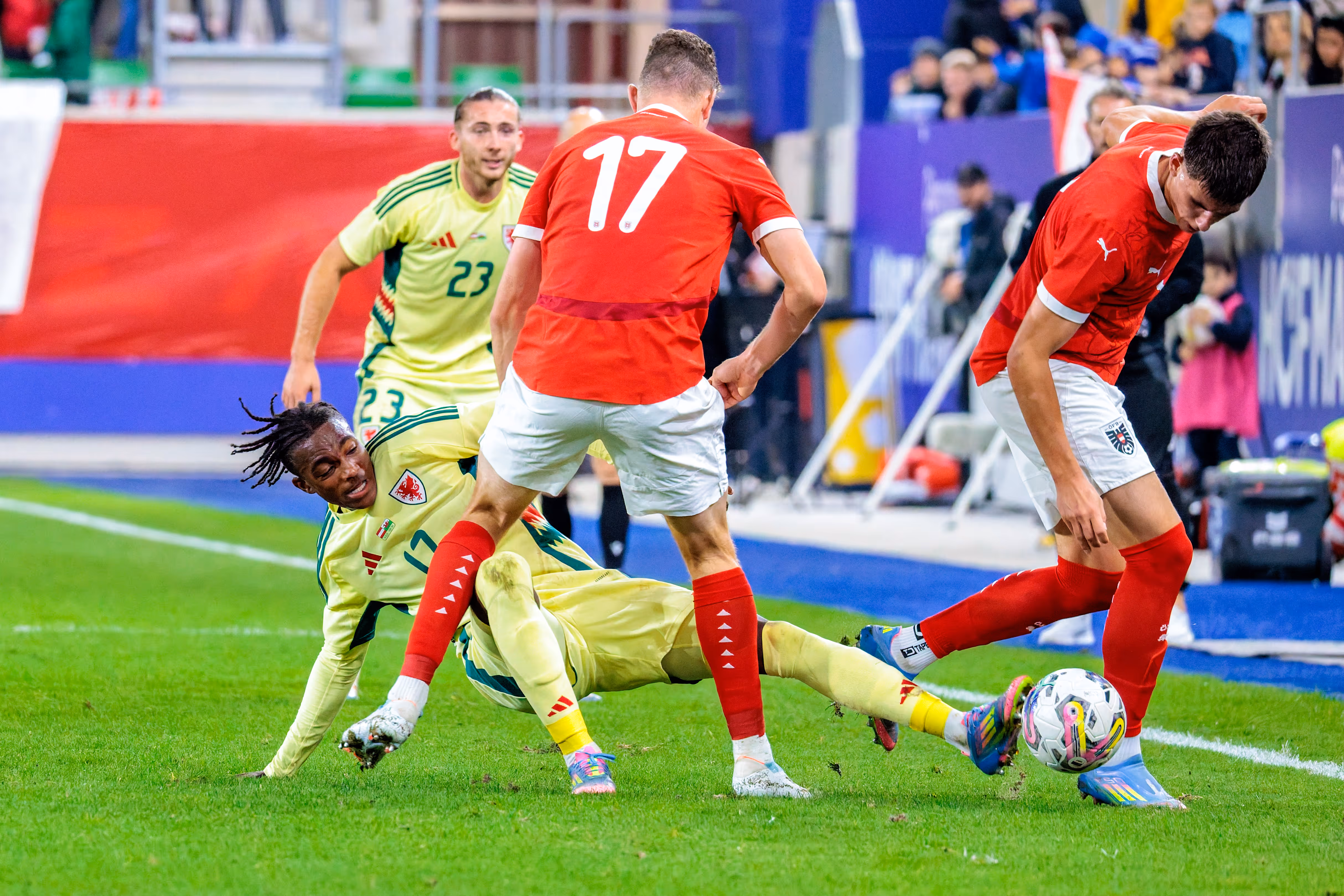 Ein österreichischer U21-Spieler gewinnt einen intensiven Zweikampf gegen den Waliser Tanatswa Nyakuhwa, der dabei den Ball verliert und zu Boden geht